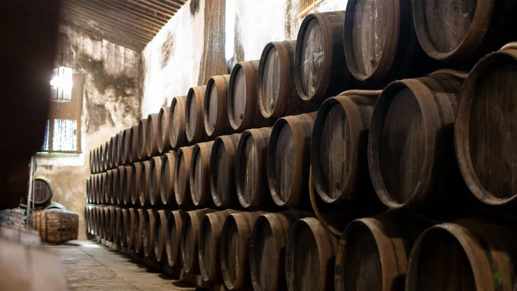 Система солера используется не только для производства хереса и некоторого другого вина, но и для некоторых видов бренди, рома и виски. Фото: Shutterstock