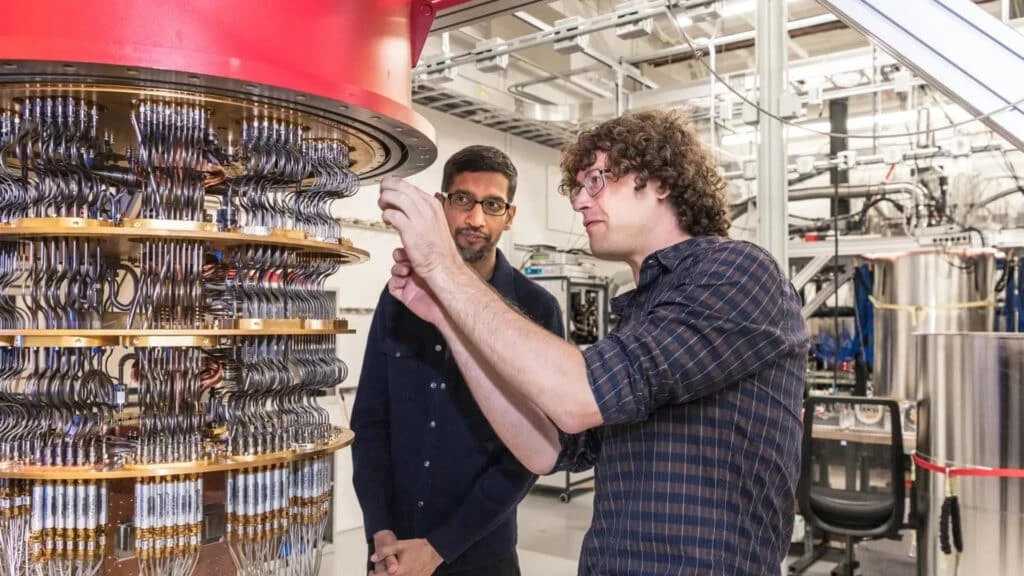 Глава Google Сундар Пичаи наблюдает за работой квантового компьютера. x.com/heyBarsee