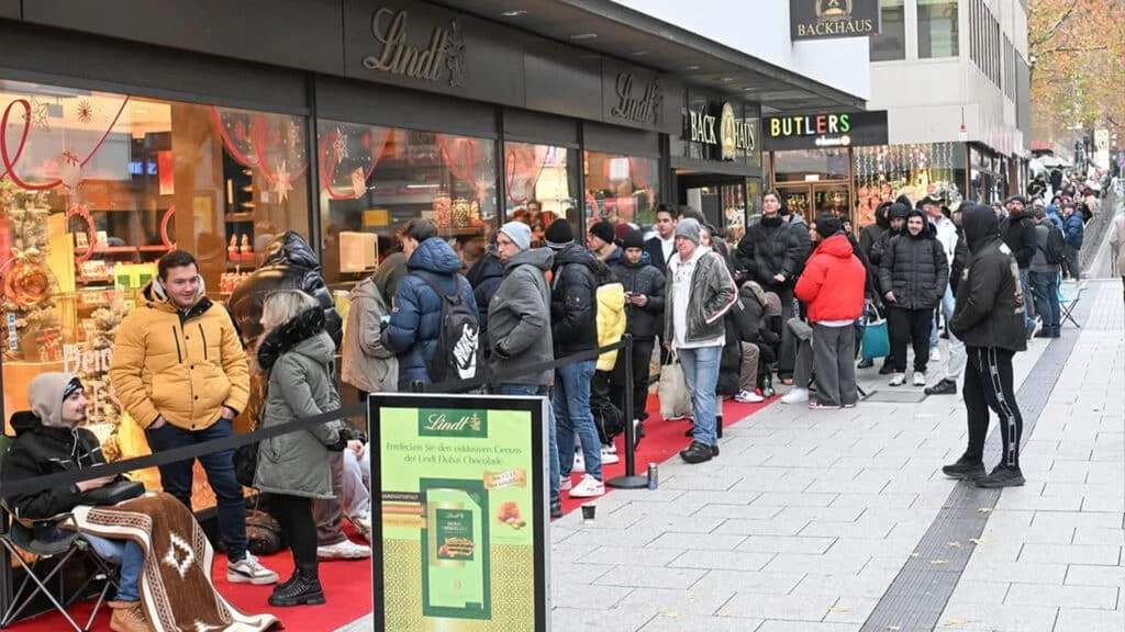 Lindt продает свою версию дубайского шоколада в Европе по одной штуке в руки Фото: Instagram.com/theborneopost