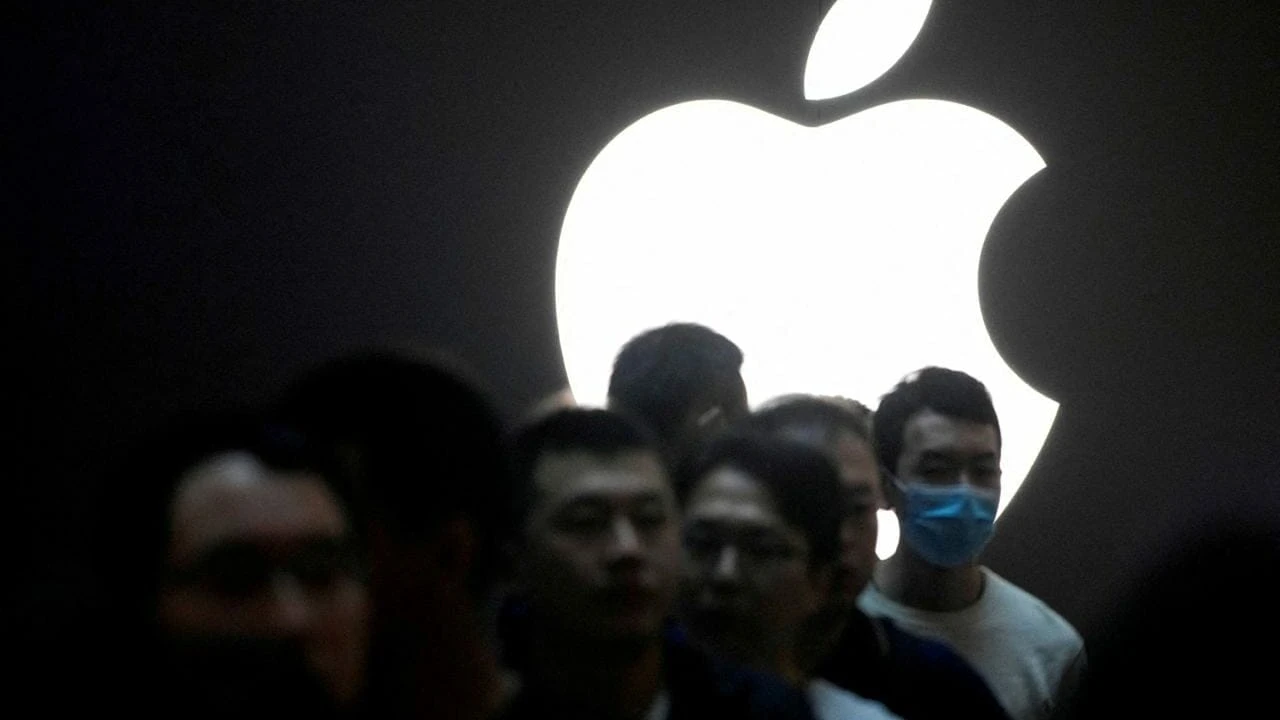 В 2024 году можно ожидать появления искусственного интеллекта от Apple, которая пока на рынке не слишком заметна / Фото: Reuters/Aly Song