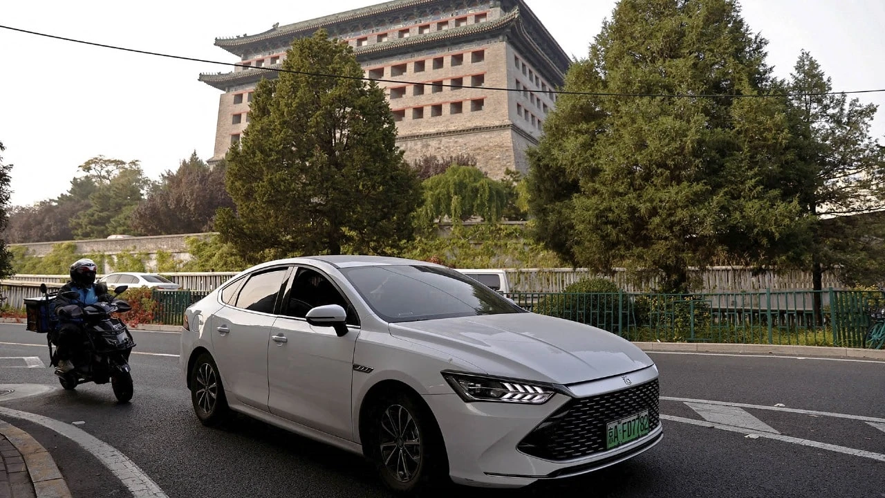 Электромобиль BYD на улицах Пекина. REUTERS/Tingshu Wang