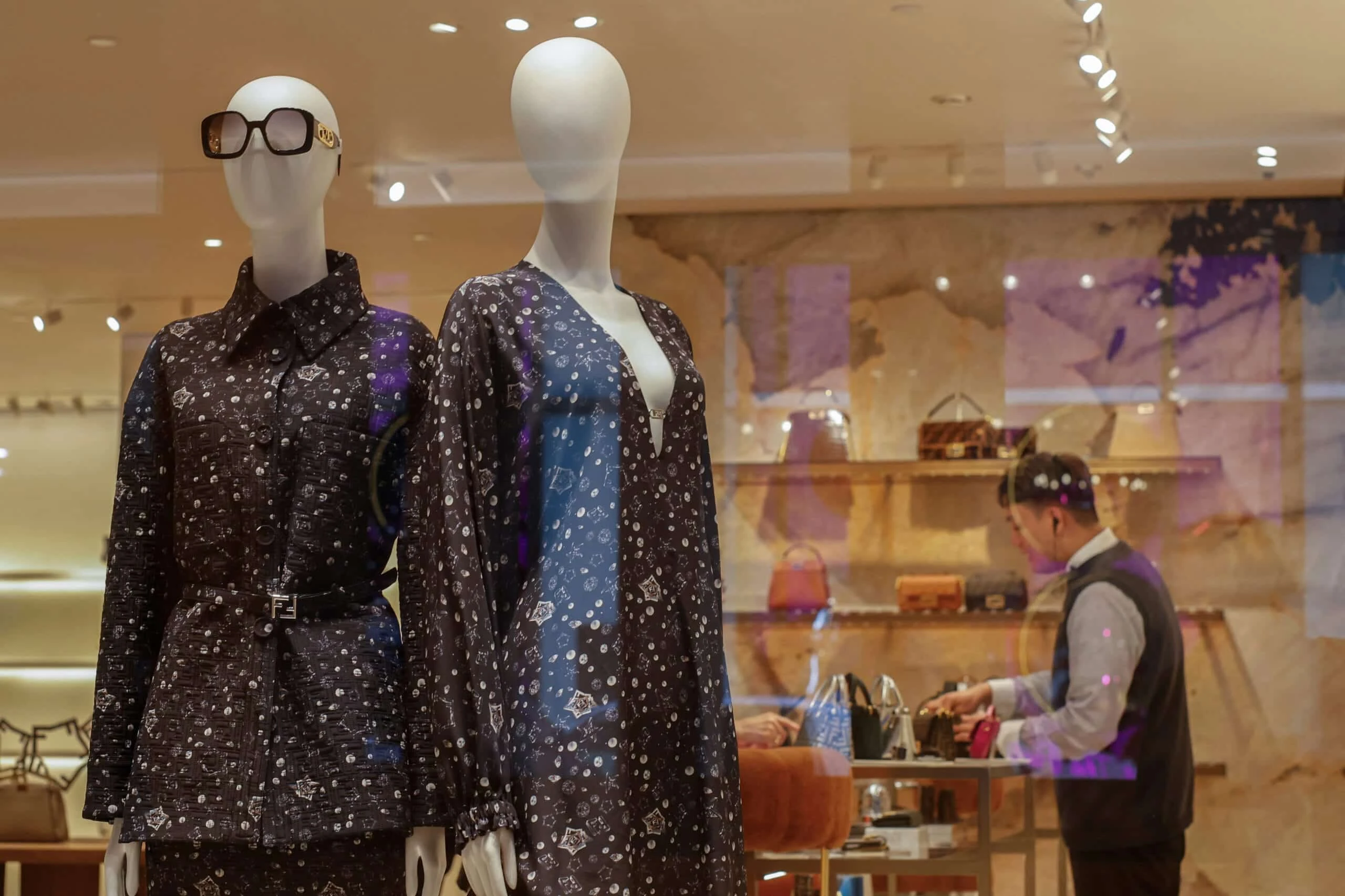 Аналитики UBS предупредили о замедлении роста продаж в сегменте товаров роскоши / Фото REUTERS/Tyrone Siu