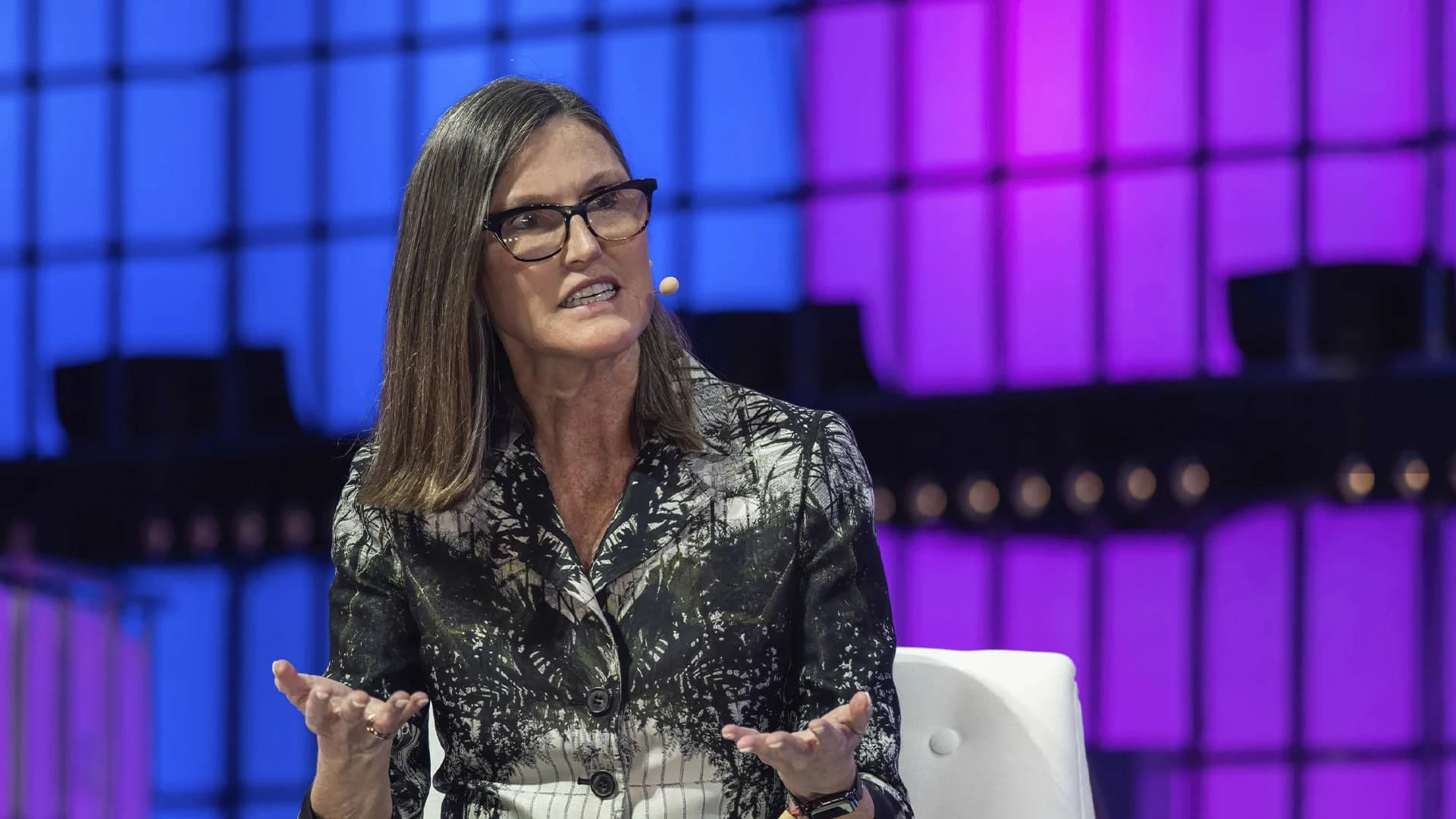 Глава ARK Invest Кэти Вуд обращается к аудитории на веб-саммите в Лиссабоне / reuters