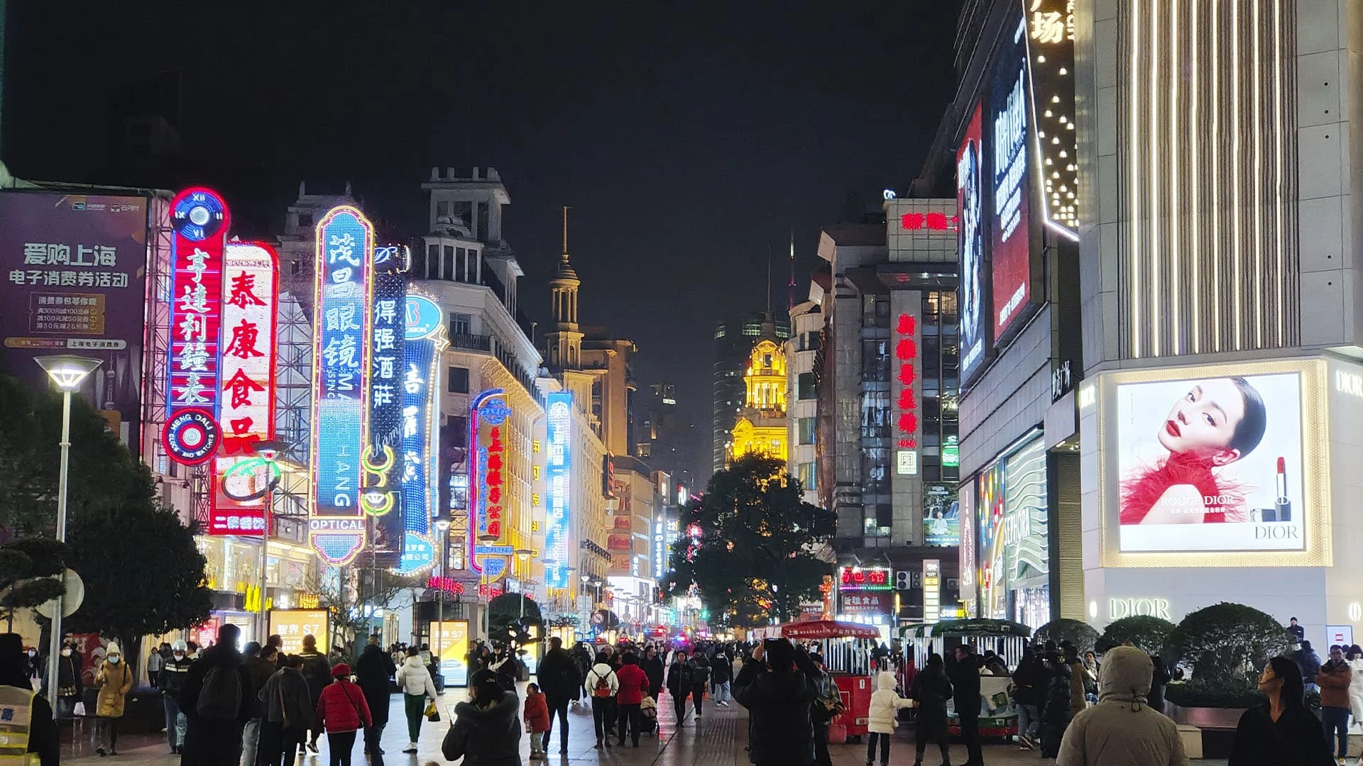 Туристы на пешеходной улице Нанкин-роуд, известной как «первая торговая улица Китая», в Шанхае в январе 2024 года / Фото: Costfoto/NurPhoto