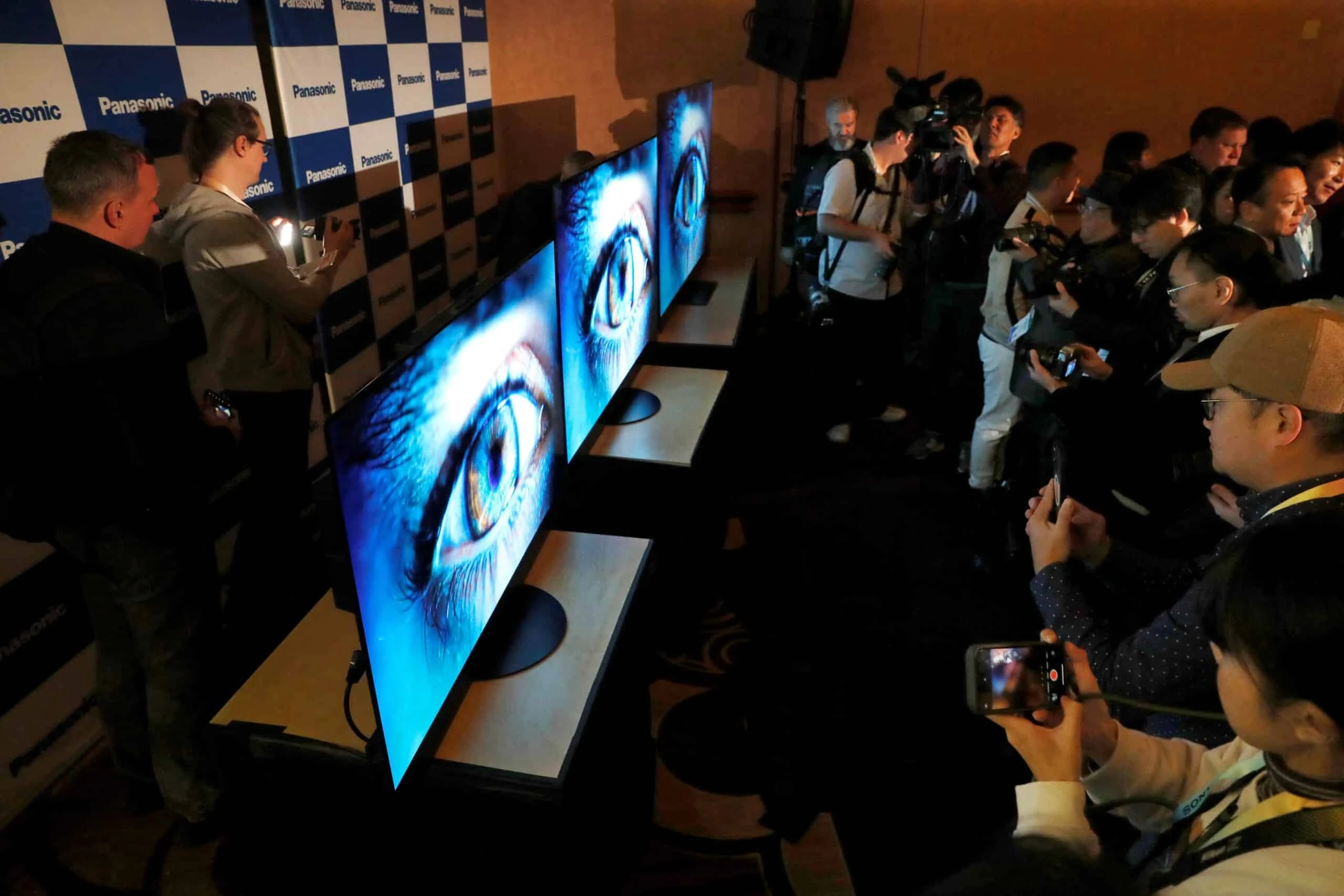 Экраны Panasonic на выставке CES 2024. REUTERS/Steve Marcus