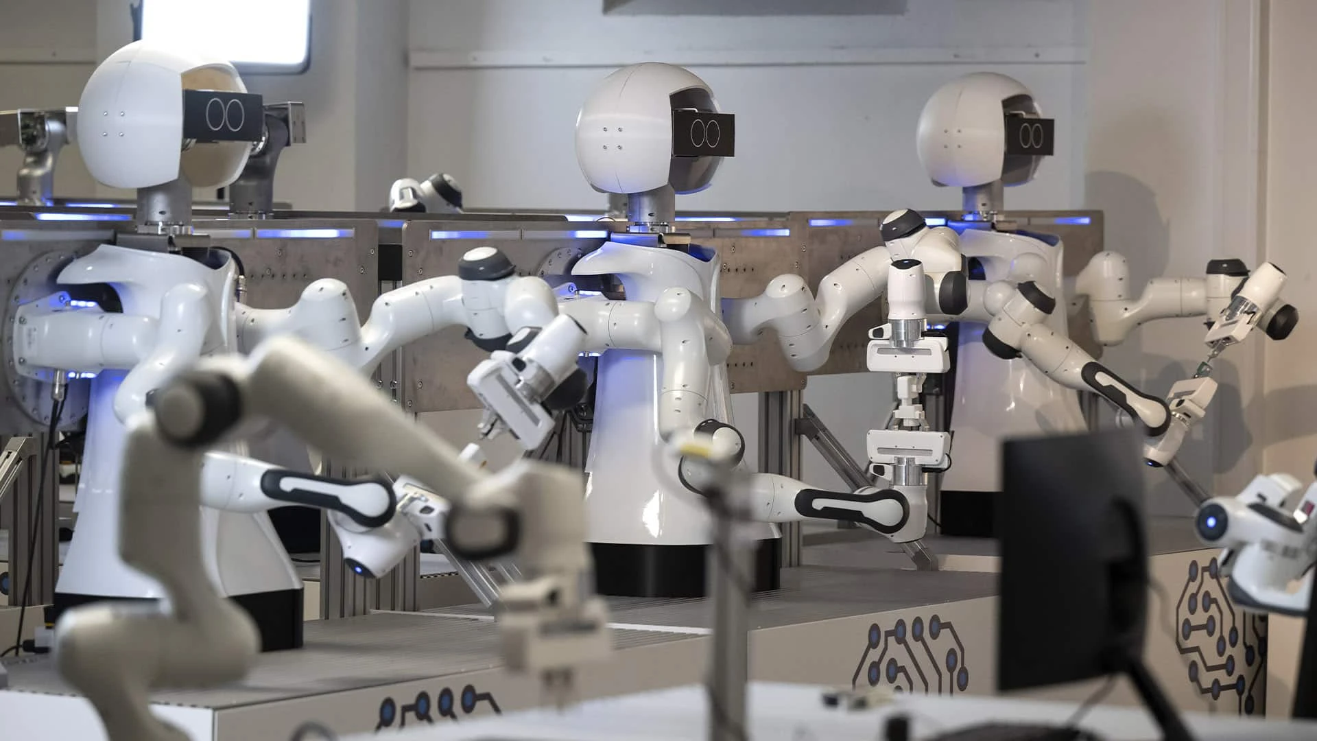 Роботы на конференции по искусственному интеллекту AI.BAY 2023 в Мюнхене / Reuters