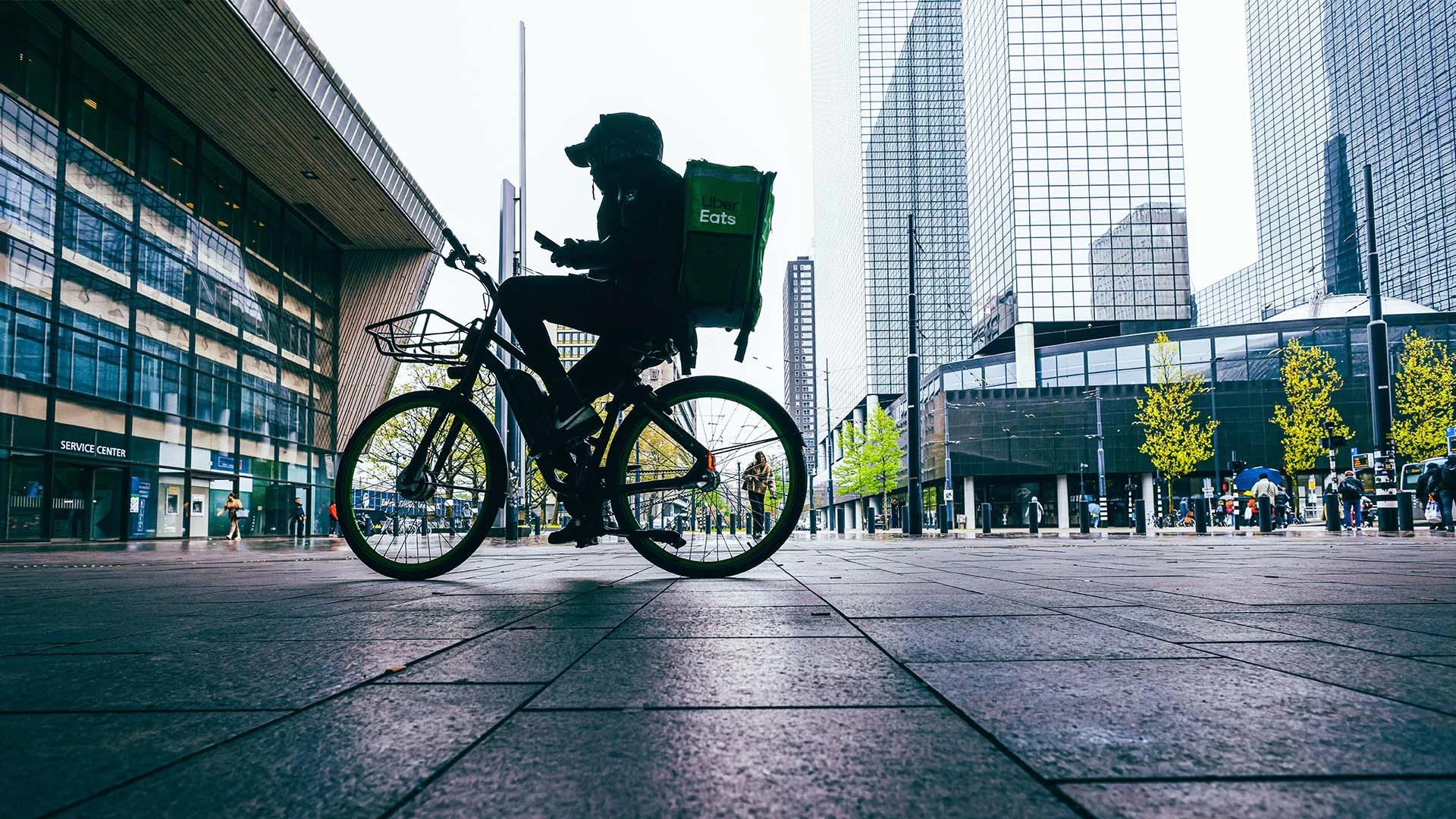 Сервис доставки продуктов питания Uber Eats в пандемию стал одним из ключевых бизнесов для Uber / Фото: reuters