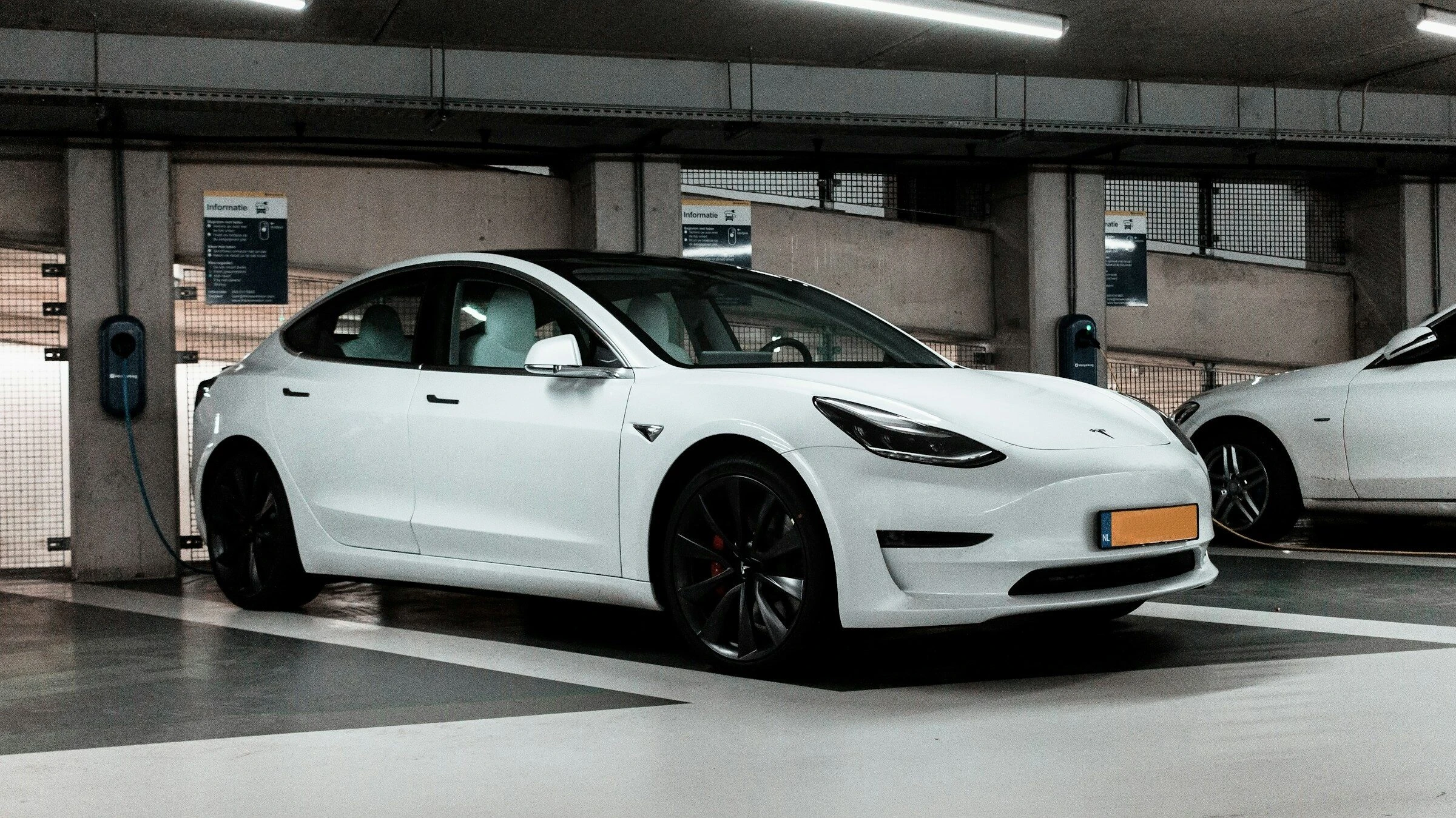Снижение цен на электромобили Tesla вызвало распродажу акций автопроизводителей / Фото: Unsplash/Jannis Lucas