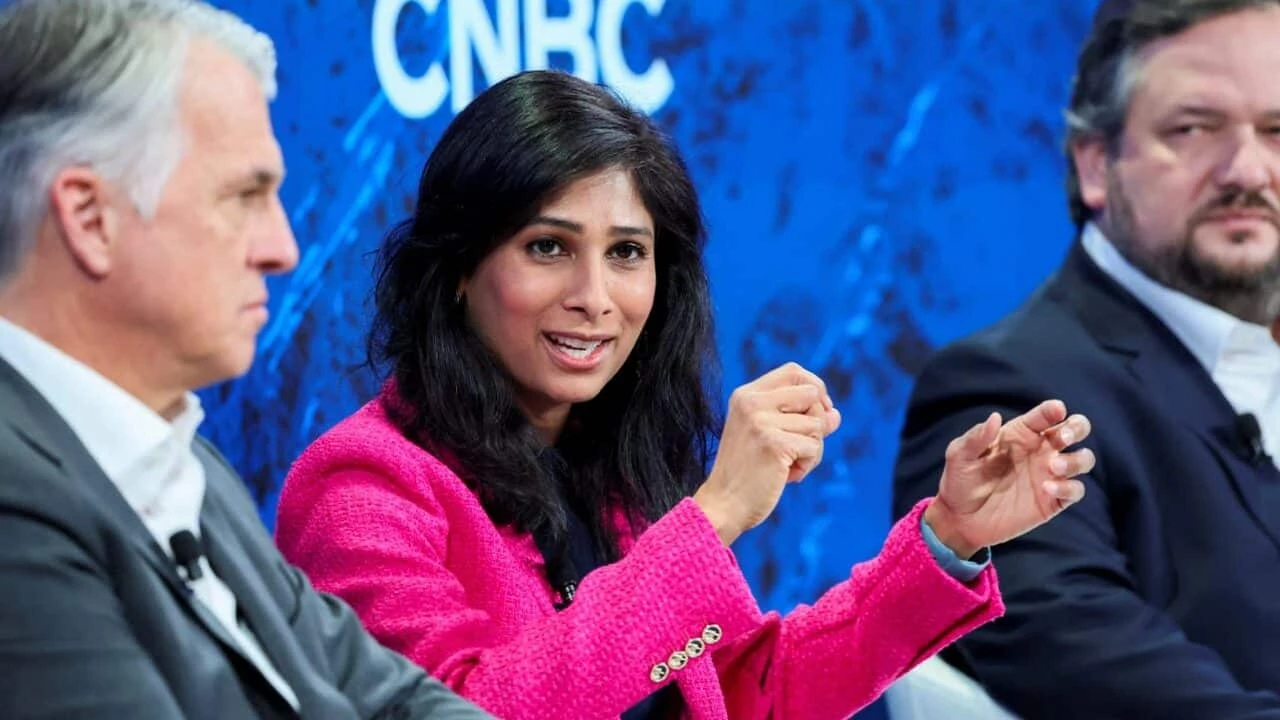 Топ-менеджер МВФ Гита Гопинат (по центру) посоветовала центробанкам не торопиться со снижением ставок в первой половине 2024 года / Reuters/Denis Balibouse