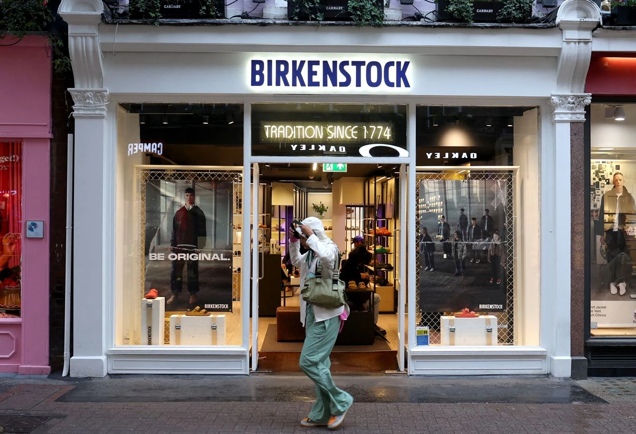 Акции Birkenstock обвалились из-за разочаровавшего инвесторов прогноза на 2024 год / Фото: Reuters/Toby Melville