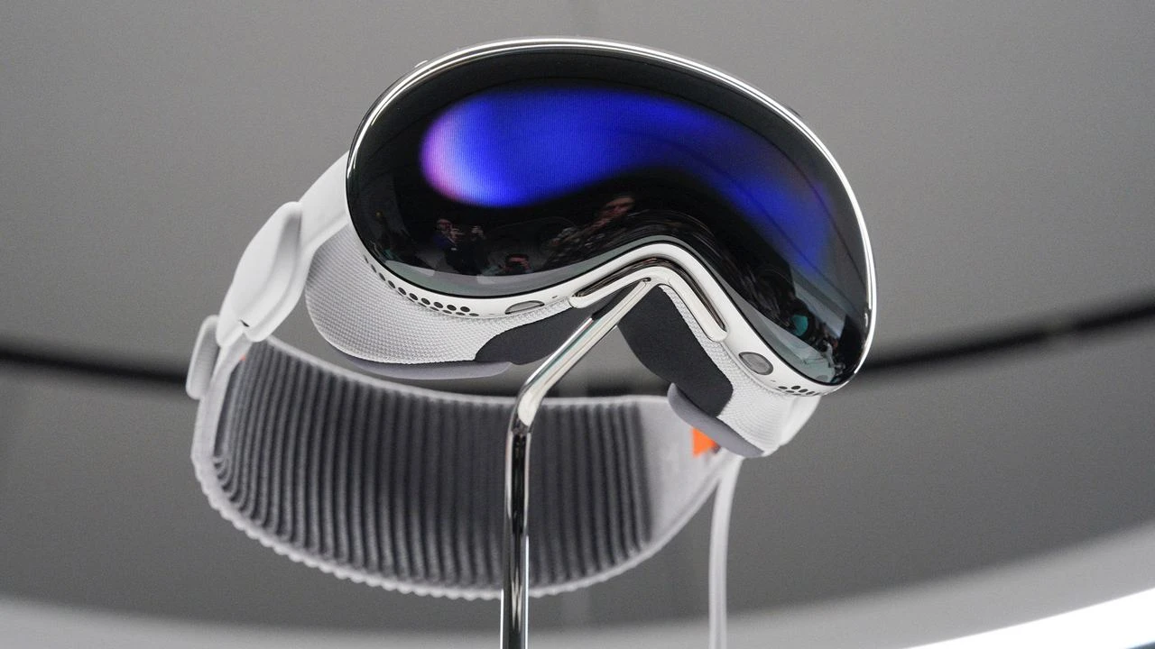 YouTube, Spotify и Netflix решили не выпускать приложения для нового устройства стоимостью $3499 (Reuters/Loren Elliott)