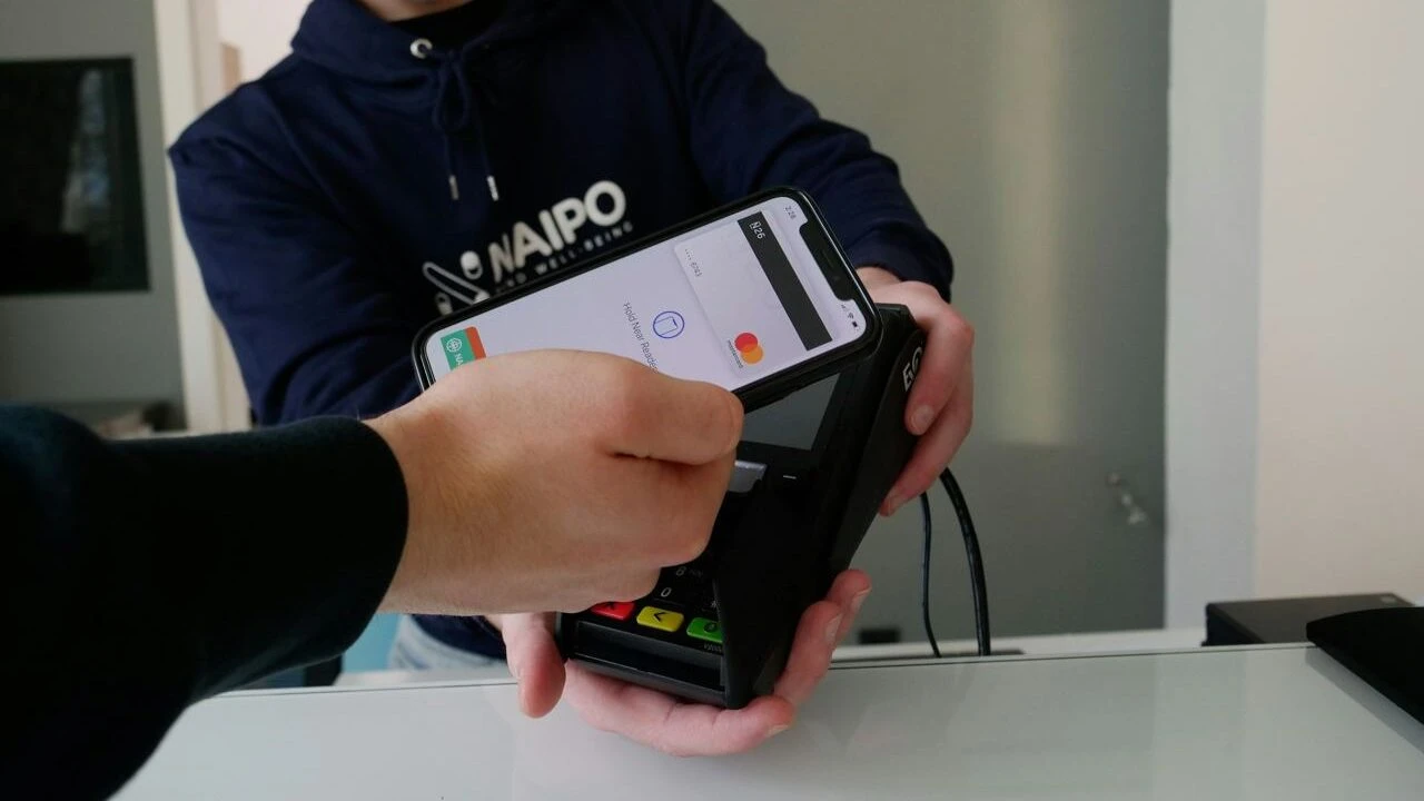 Если Apple будет выполнять свои обещания, это обернется большими переменами на рынке мобильных кошельков, считают участники рынка / Фото: Unsplash/naipo.de