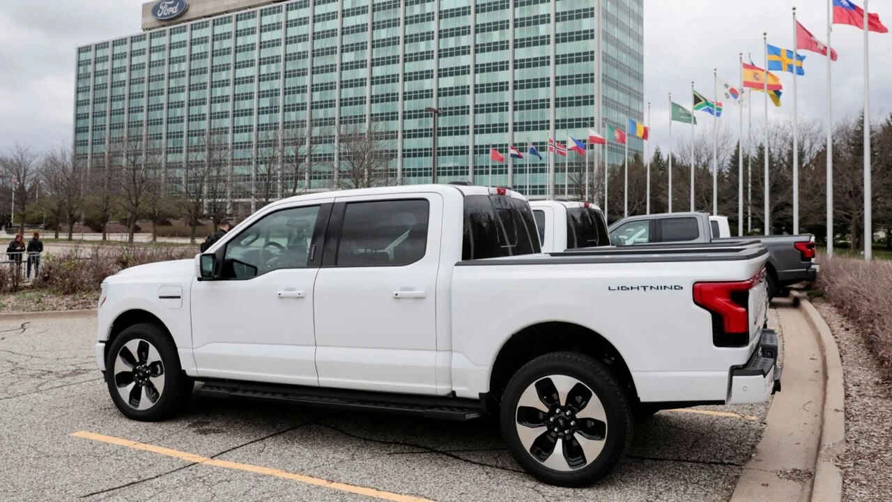 Ford называет свои F-150 Lightning самыми популярными электрическими пикапами в США / Фото: Reuters/Rebecca Cook