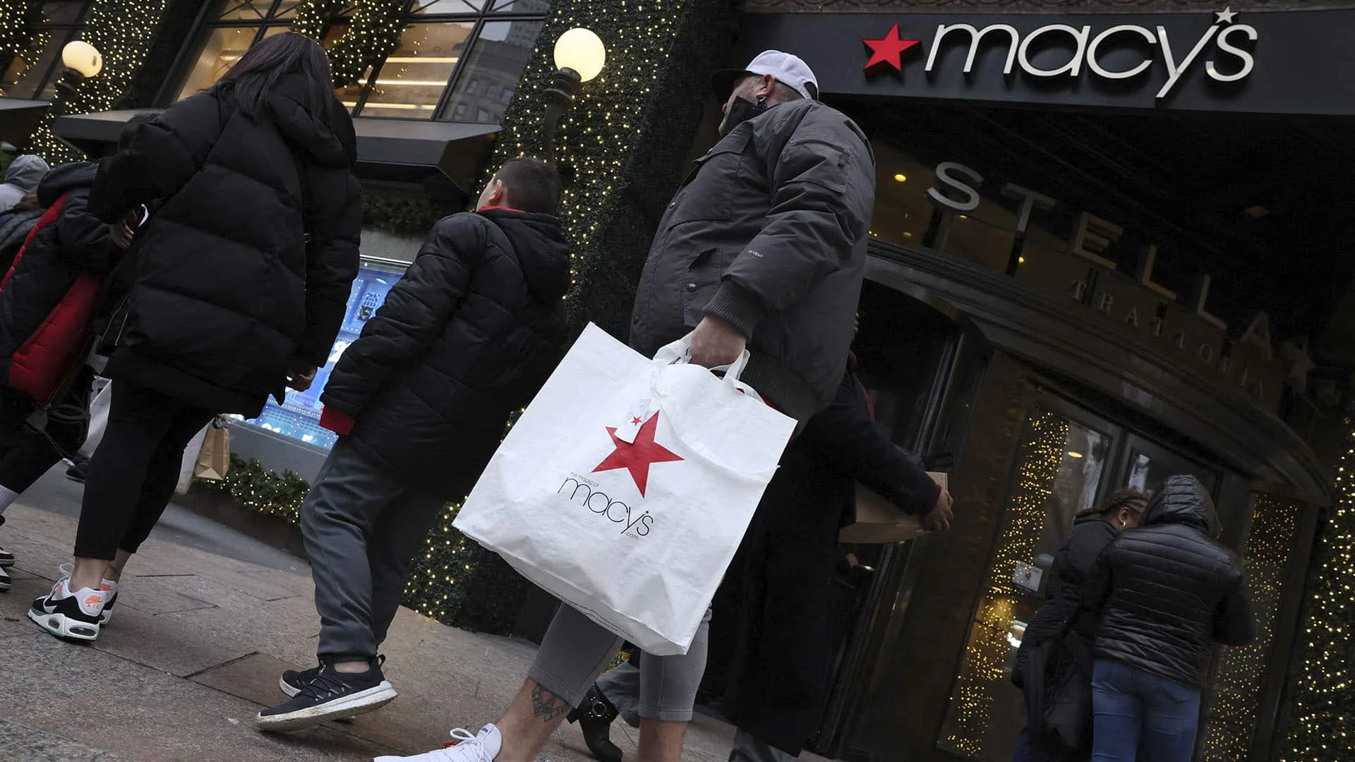 Покупатель выходит из флагманского универмага Macys в центре Манхэттена в Нью-Йорке / Фото: reuters
