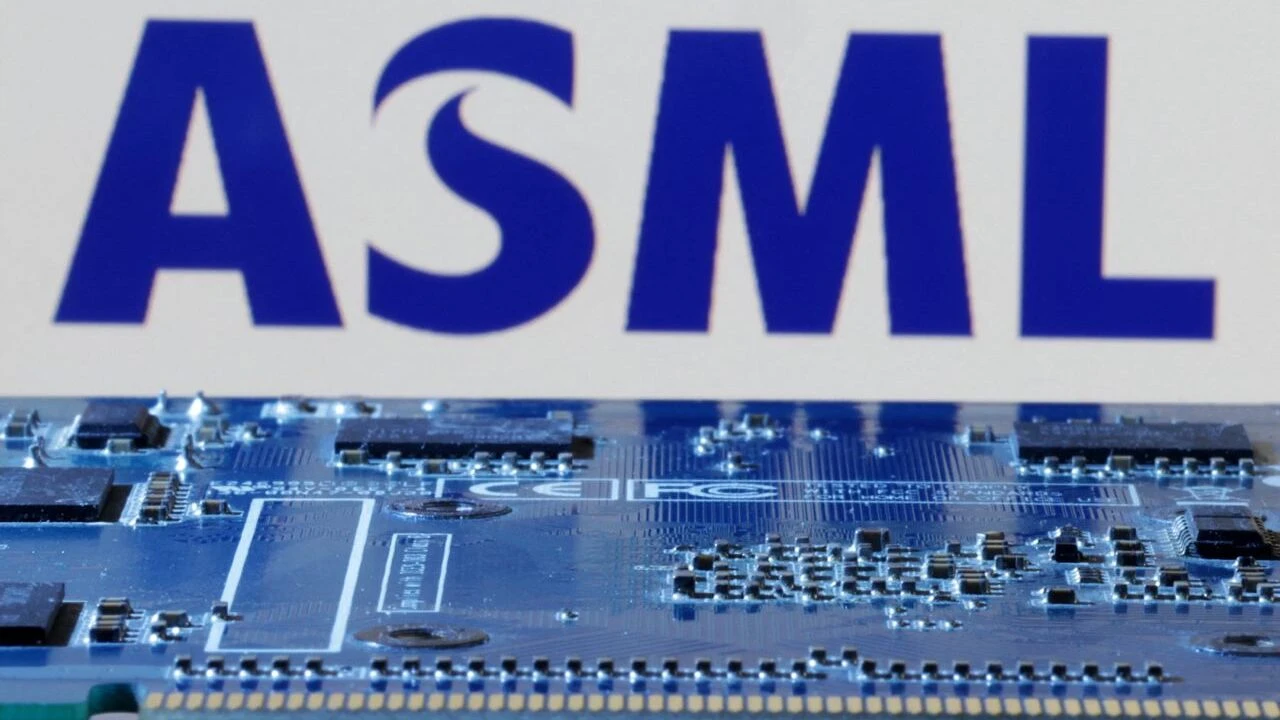 Производитель оборудования для создателей чипов ASML вошел в топ-3 самых дорогих компаний Европы. Фото: Reuters / Dado Ruvic / Illustration