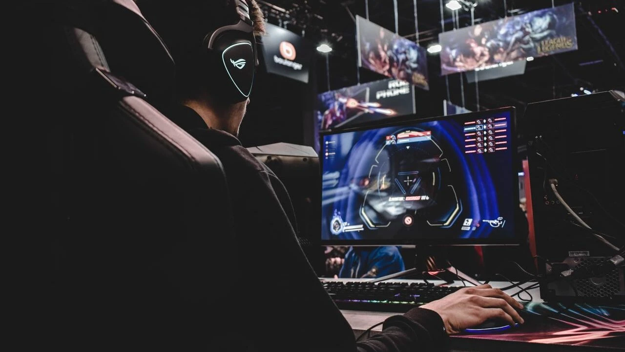 Акции крупнейших китайских разработчиков игр выросли выше рынка после исчезновения с сайта регулятора новых правил, вызвавших недовольство инвесторов и бизнеса / Фото: Unsplash/Florian Olivo