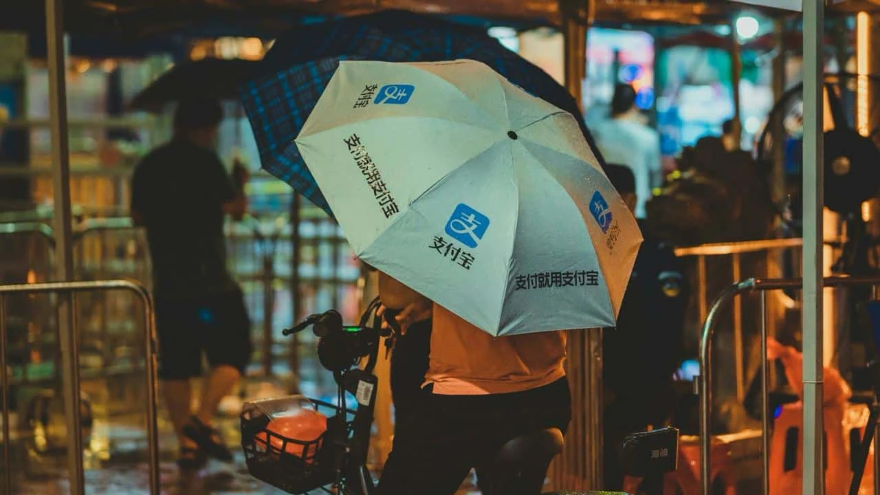 AntGroup создала платежное приложение AliPay, которым пользуются больше 1 млрд людей / Фото: Unsplash/Bangyu Wang