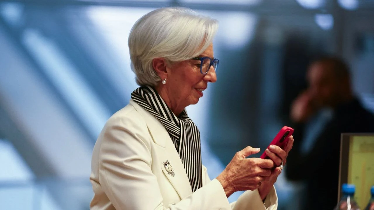 Глава ЕЦБ Кристин Лагард ранее допустила возможность снижения ставок ЕЦБ летом 2024 года / Фото: Reuters/Kai Pfaffenbach