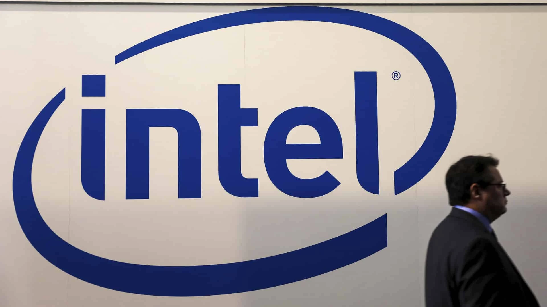 Котировки Intel упали после слабого прогноза продаж и потащили вниз азиатские рынки / Фото: reuters