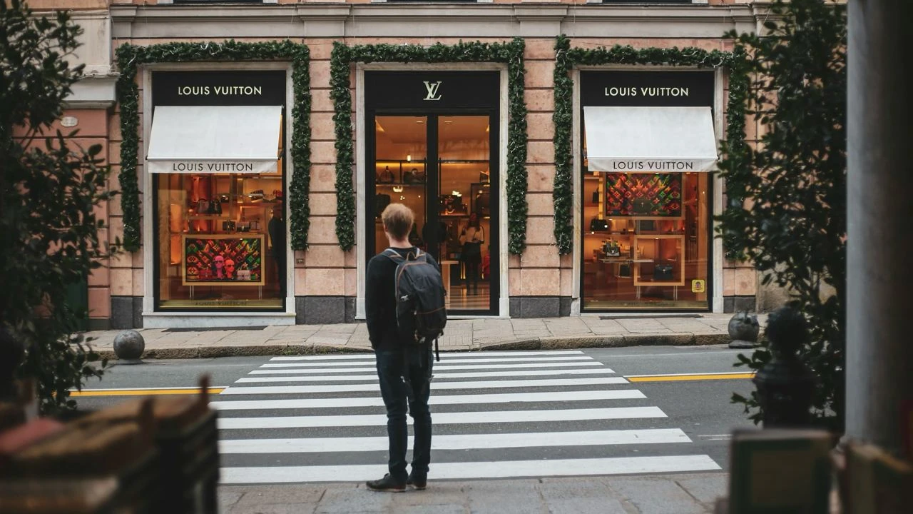 Отчет LVMH о росте продаж привел к ралли акций других европейских люксовых брендов / Фото: Unsplash/Dyana Wing So