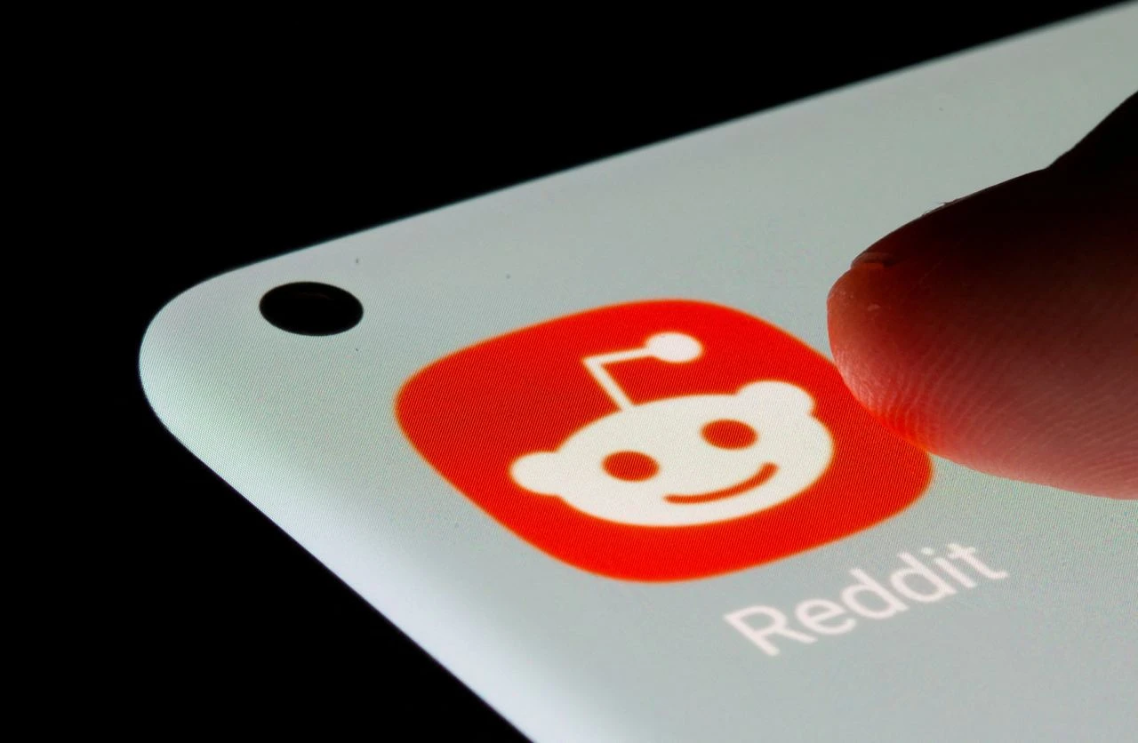 Готовящемуся к IPO Reddit посоветовали ориентироваться на оценку вдвое меньше той, что он получил в последнем раунде инвестиций (Фото Reuters/Dado Ruvic)