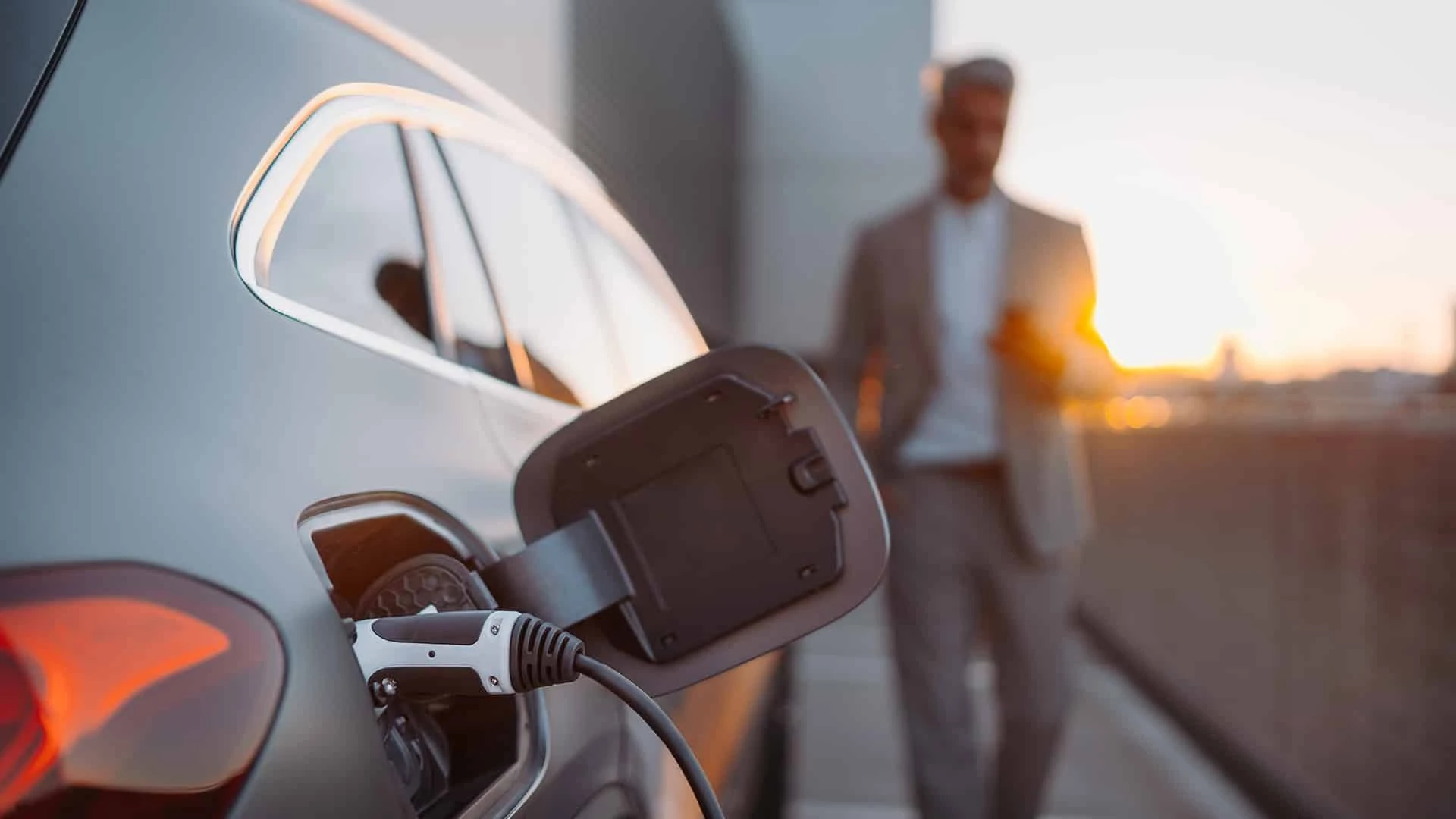 Электромобиль за 50,000 фунтов может за три года подешеветь на 24,000 фунтовФото: shutterstock