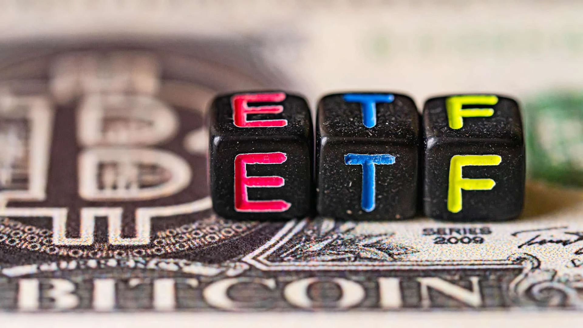 Небольшие биткоин-ETF вынуждены снова снижать комиссии в ценовой войне за клиентов / Фото: shutterstock