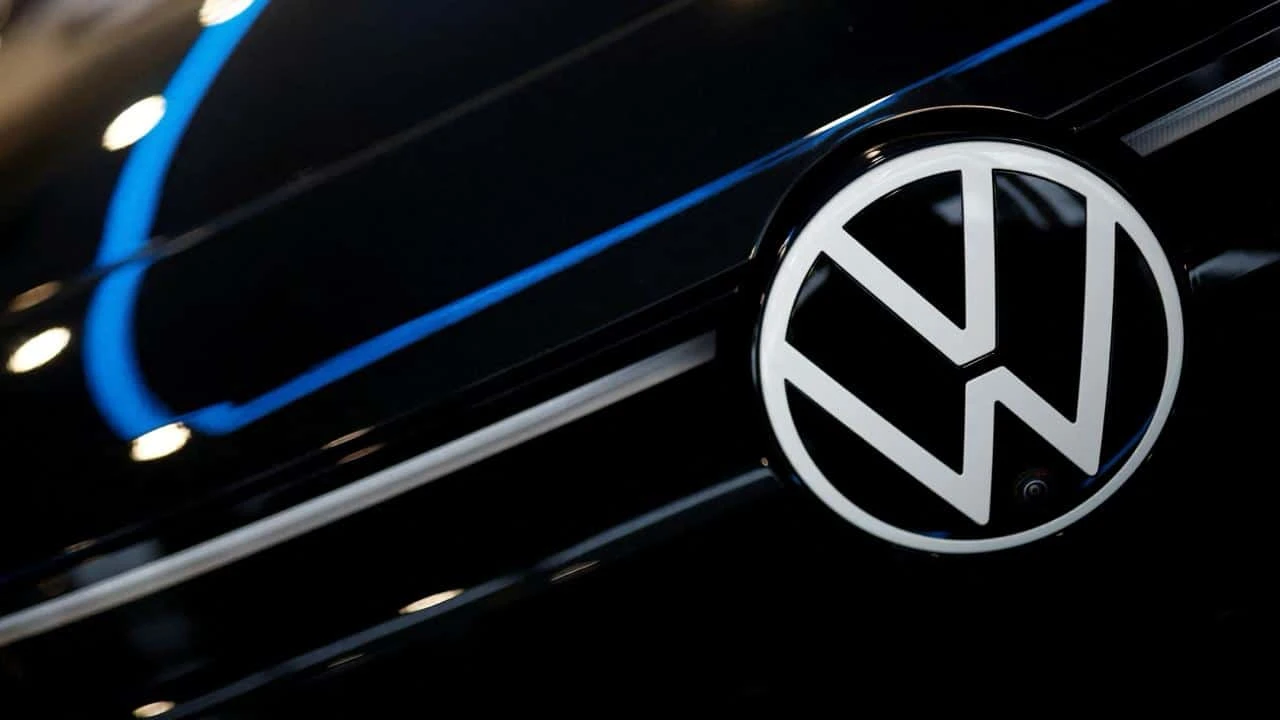 Volkswagen сомневается не только в перспективах рынка, но и в способности масштабировать производство аккумуляторов / Фото: Reuters/Stephane Mahe