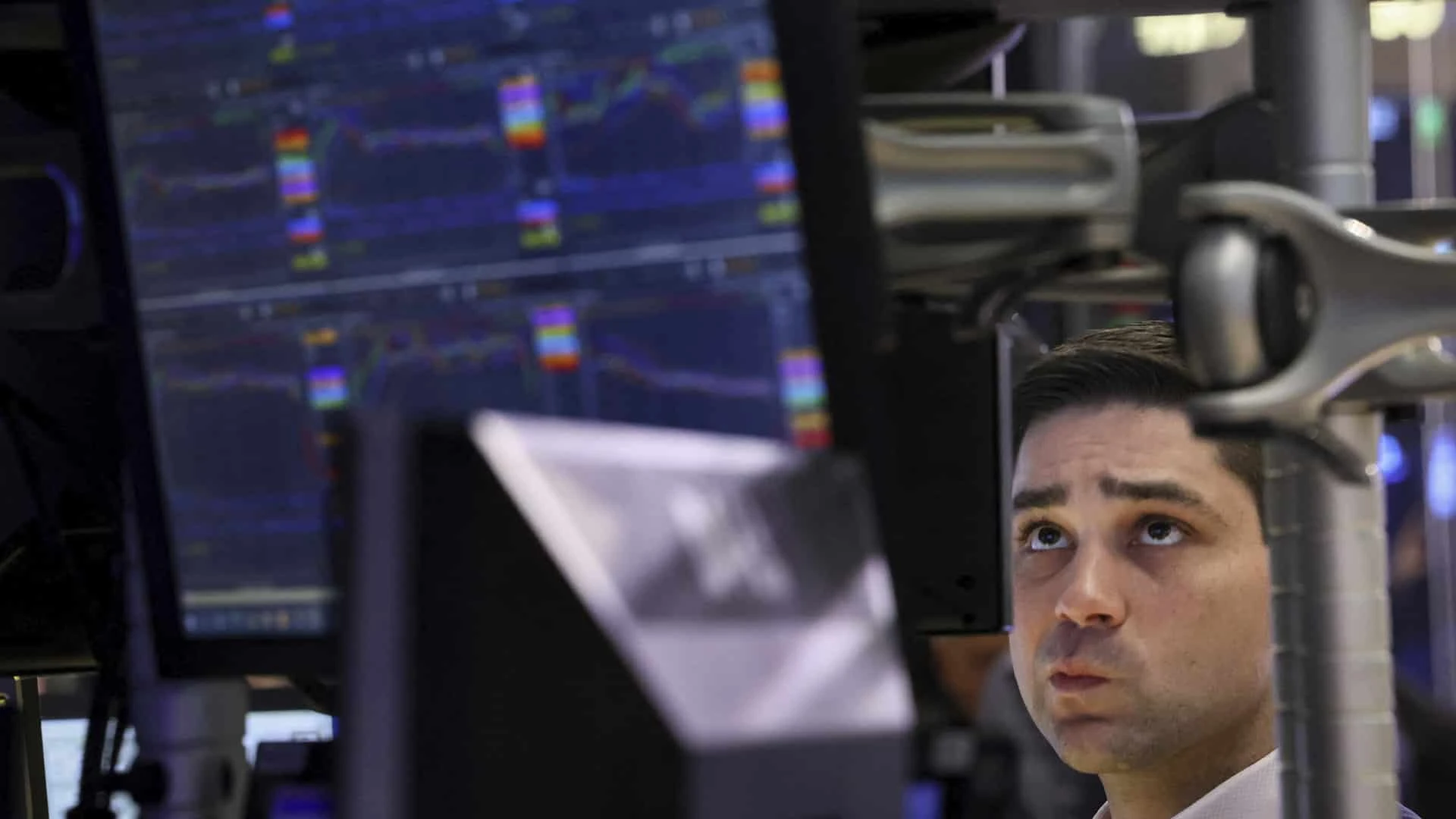 Американские акции упали после намеков ФРС на нежелание быстро снижать ставки  Фото: Reuters