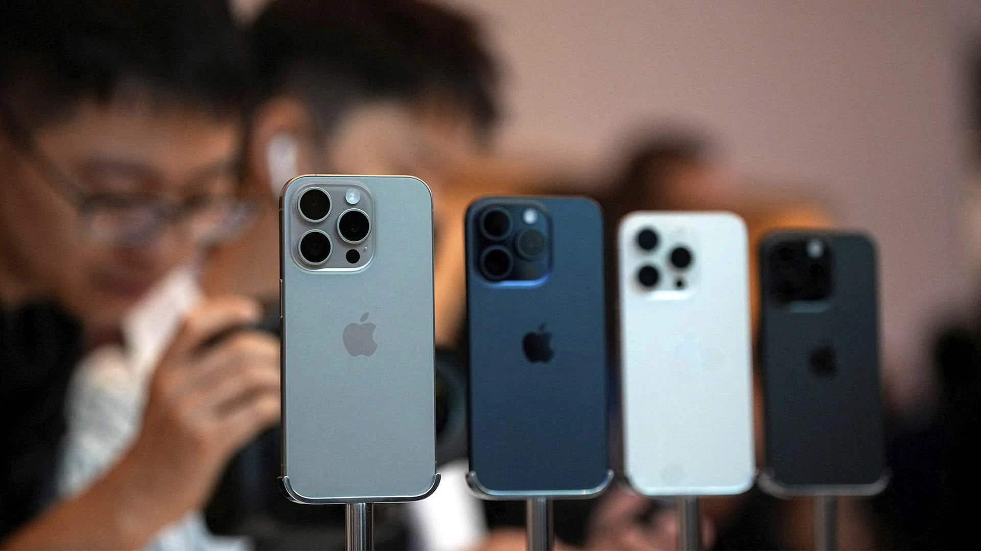 iPhone остается крупнейшим источником дохода Apple / Фото: Reuters