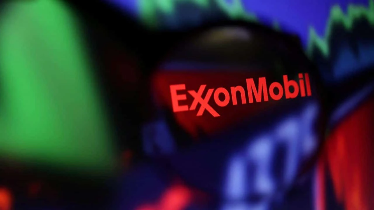Exxon Mobil наряду с Chevron добилась лучшей прибыли за десятилетие, не считая 2022 года / Фото: Reuters/Dado Ruvic