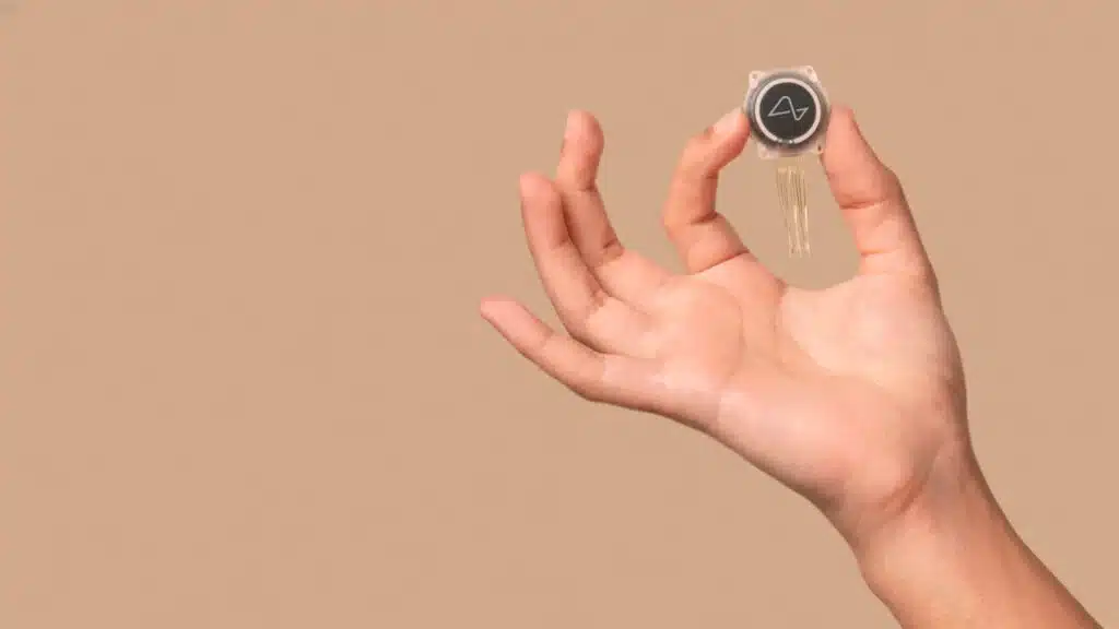 A chip that Neuralink has put into a human brain / Photo: neuralink.com