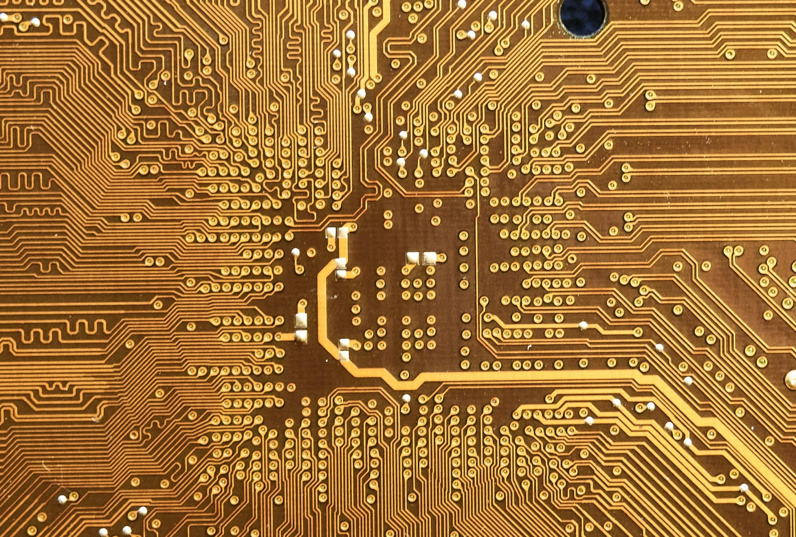 Nvidia пытается завоевать долю на развивающемся рынке специализированных чипов (Фото Manuel / Unsplash)