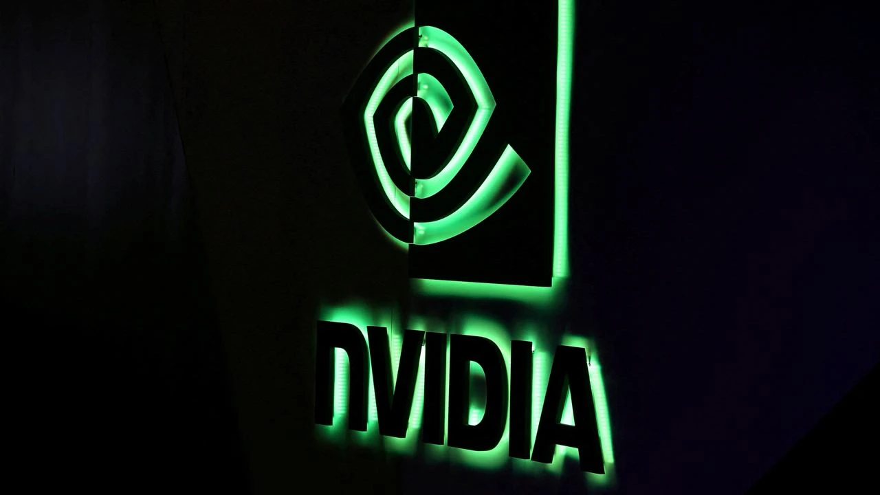 Акции Nvidia, несмотря на рост доходности на 244% за 12 месяцев, остаются недооцененными, считает Barrons / Фото: Reuters/Mike Blake