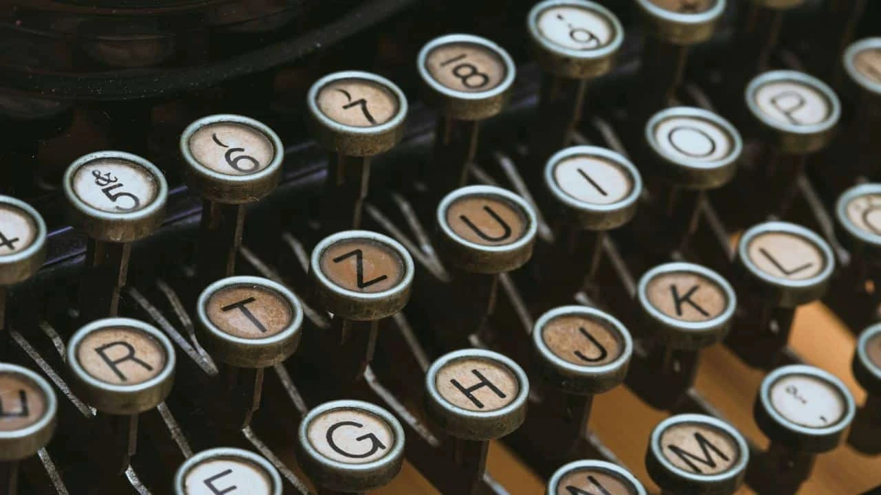 Буквально одна опечатка в отчетности может обрушить стоимость акций компании или, наоборот, резко ее увеличить / Фото: Unsplash/camilo jimenez