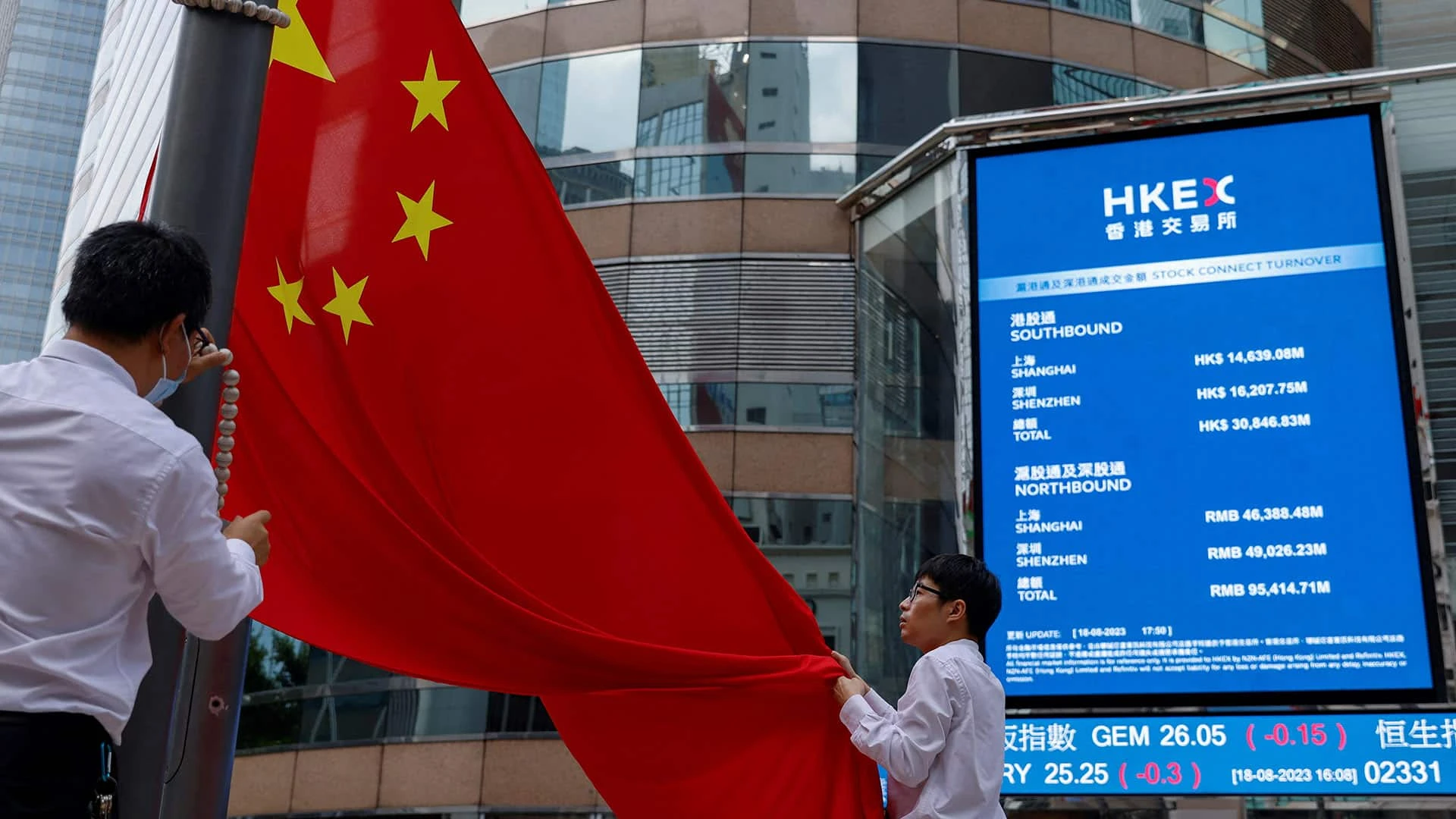 Акции Китая падают, игнорируя снижение ставки / REUTERS/Tyrone Siu