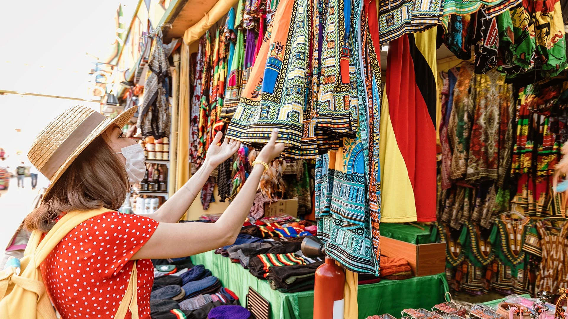 Amazon запустит в Индии маркетплейс дешевой одежды и назовет его Bazaar / Фото: shutterstock