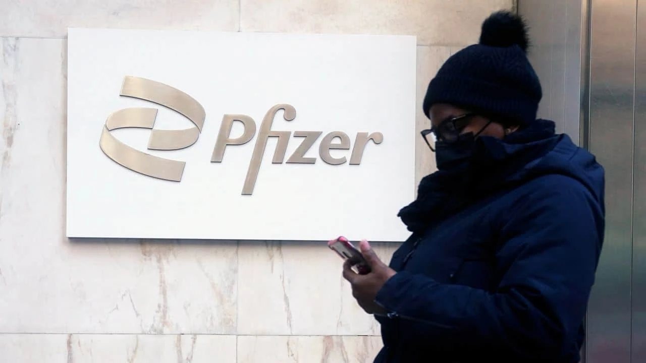 У Pfizer есть интересные лекарства в разработке, которые могут стать двигателем роста после 2027 года, считает Guggenheim / Фото: Reuters/Carlo Allegri