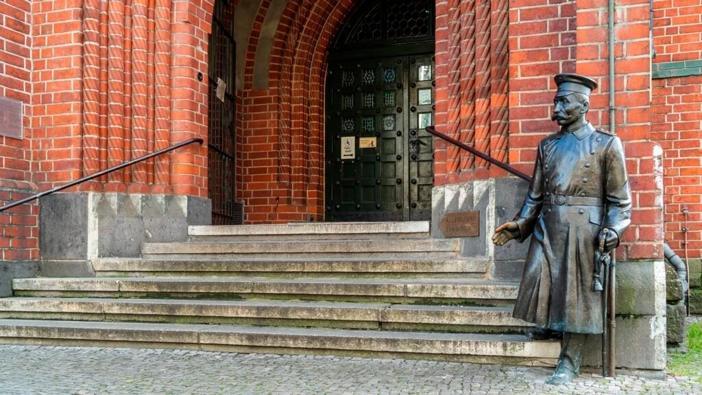 The statue of the captain from Kopenick in front of the town hall / Photo: Shutterstock