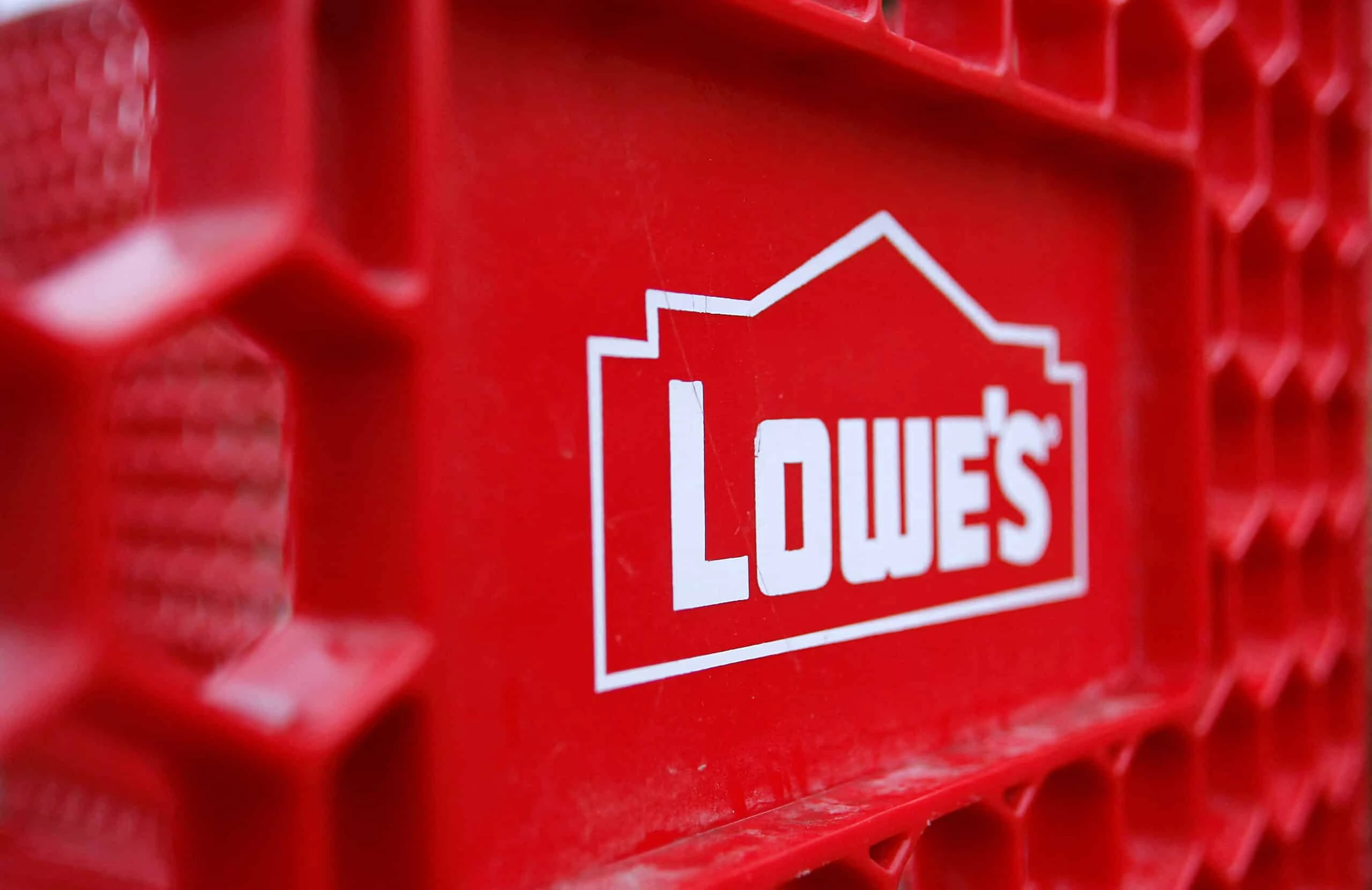 Сеть магазинов товаров для ремонта Lowes демонстрирует устойчивость в сложных условиях на рынке жилья (Фото REUTERS/Joshua Lott)