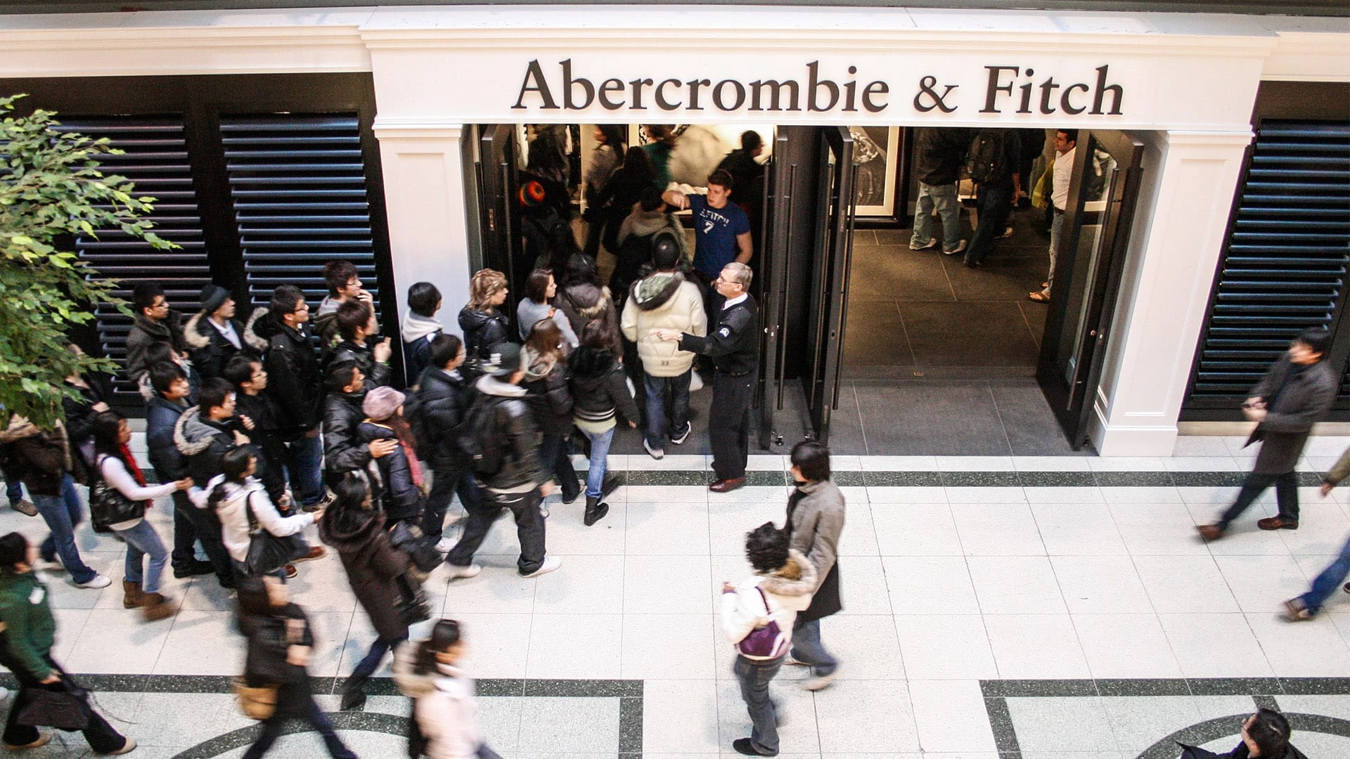 Abercrombie отчитался лучше ожиданий аналитиков, но спрогнозировал замедление роста продаж / фото: shutterstock