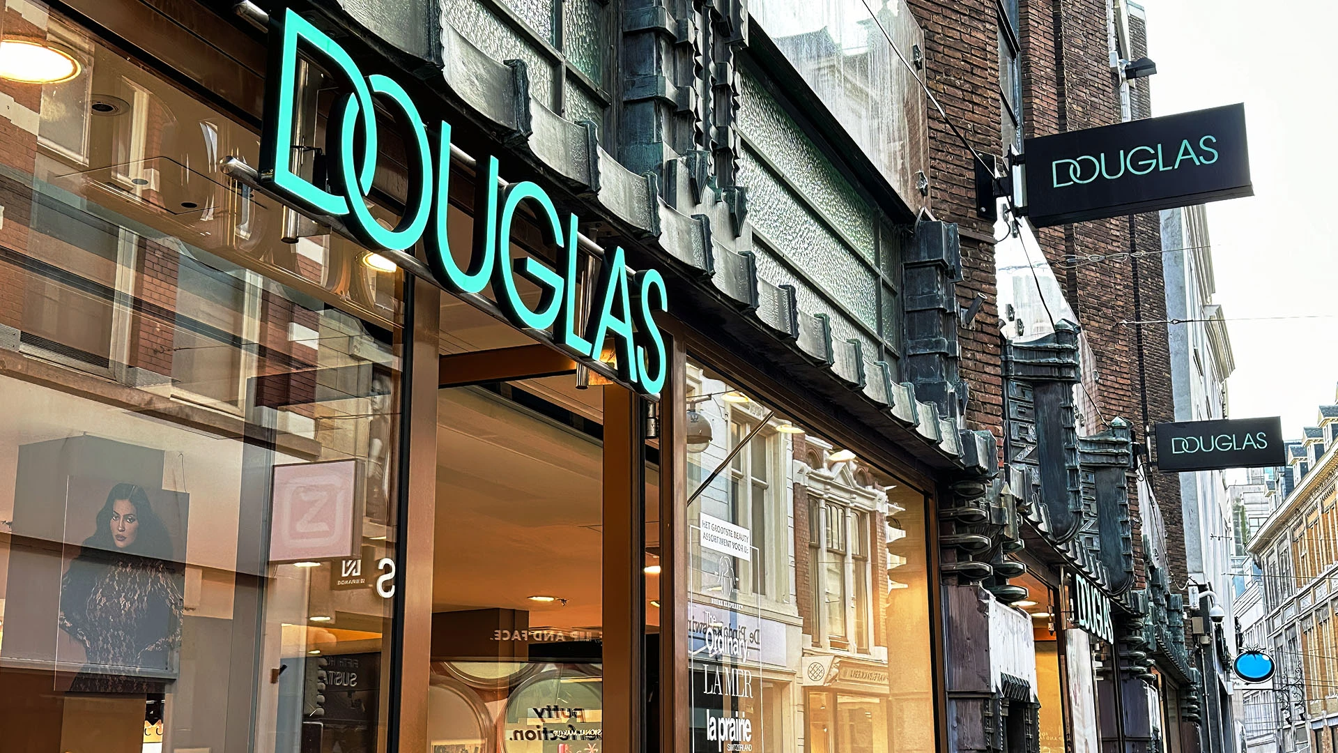 Немецкий бьюти-ретейлер Douglas стремится привлечь 1,1 млрд евро на Франкфуртской фондовой бирже / Фото: shutterstock