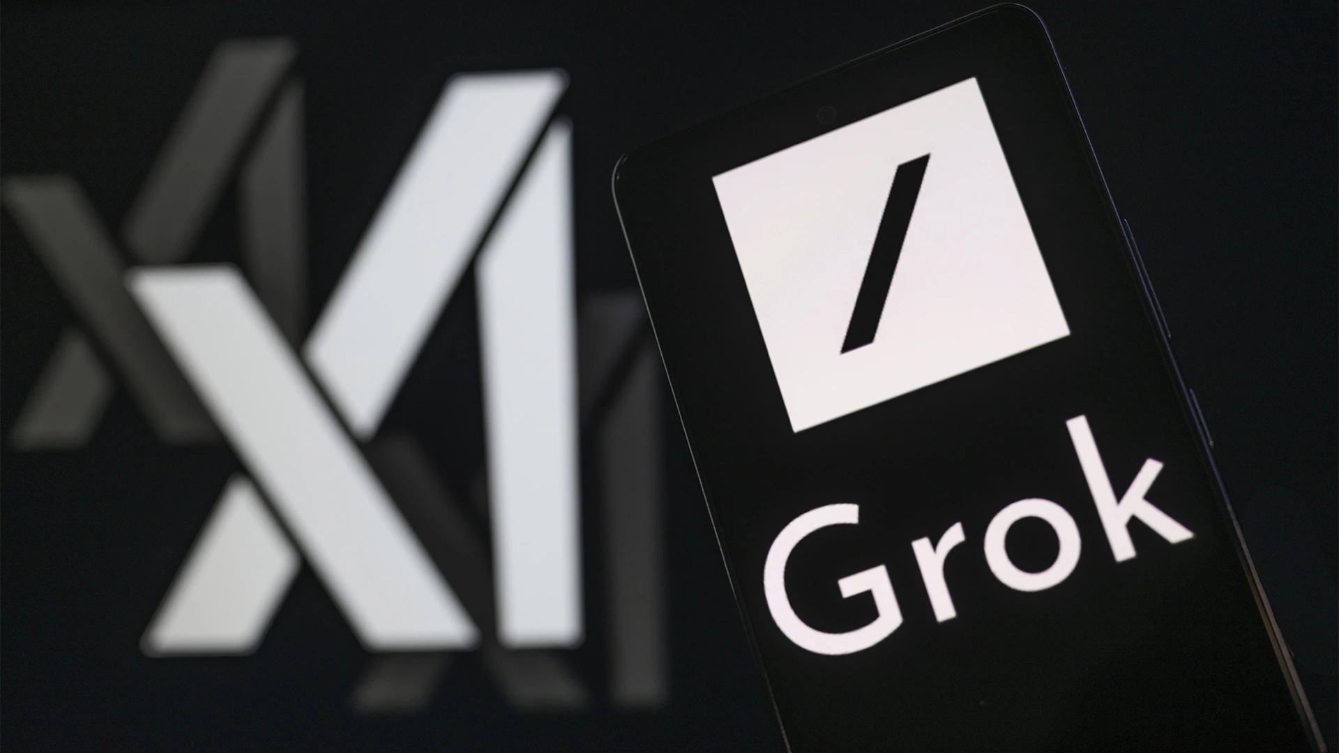 Маск пообещал открыть исходный код чат-бота Grok / Фото: shutterstock