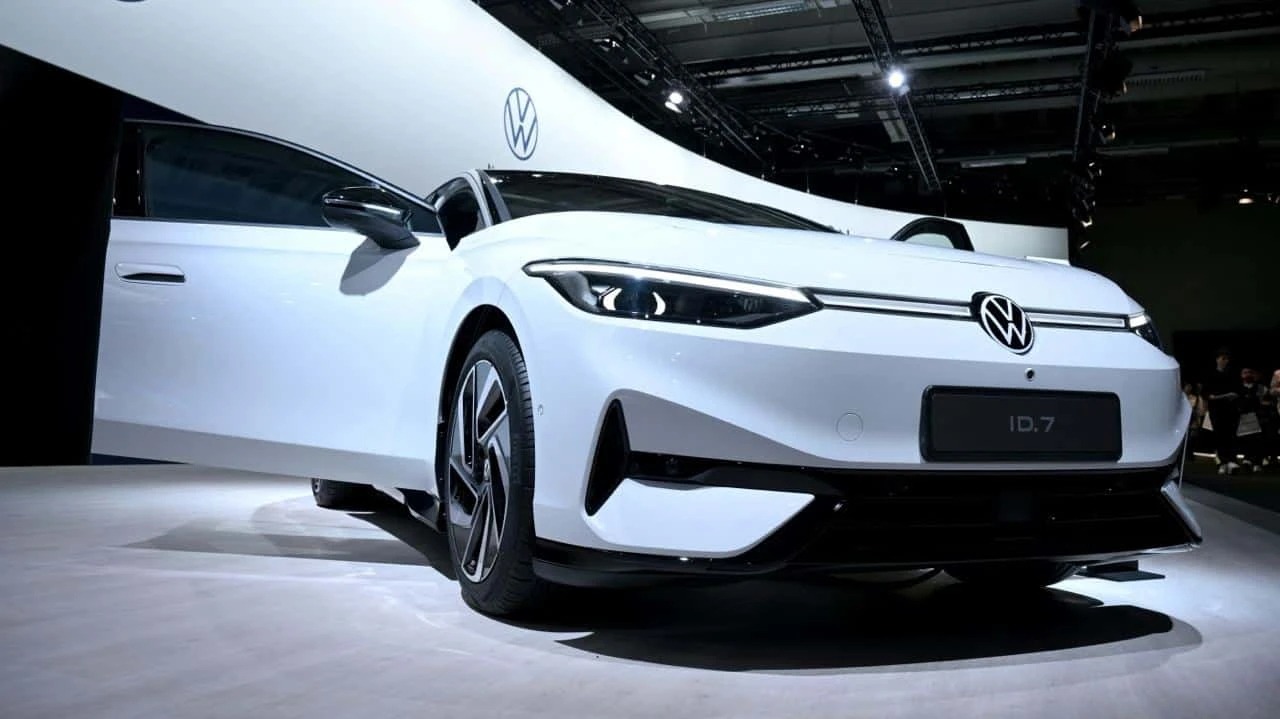 Volkswagen спрогнозировал рост продаж в 2024 году вчетверо ниже, чем в 2023-м  Фото: Reuters/Annegret Hilse