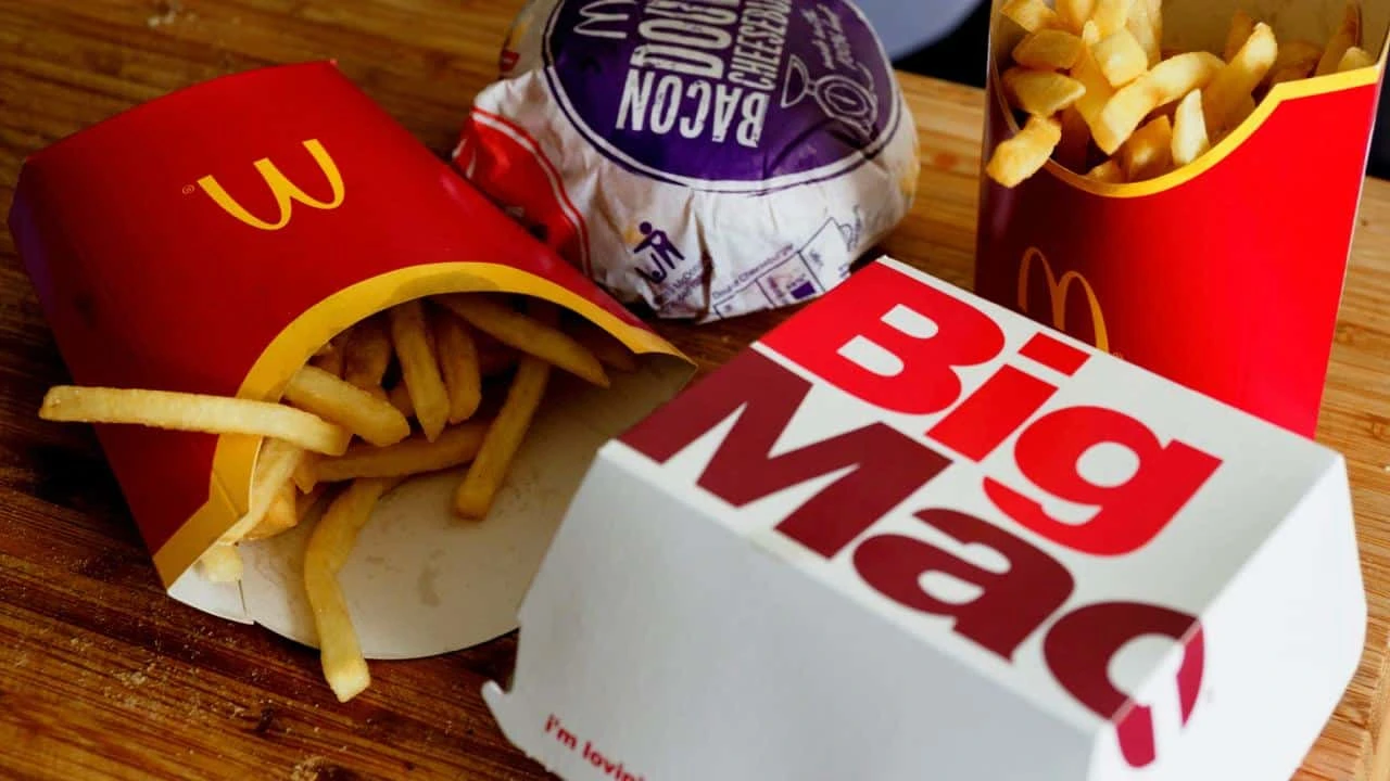 Спрос на продукцию McDonalds падает из-за изменения привычек потребителей в США и Китае / Фото: Unsplash/ Brett Jordan
