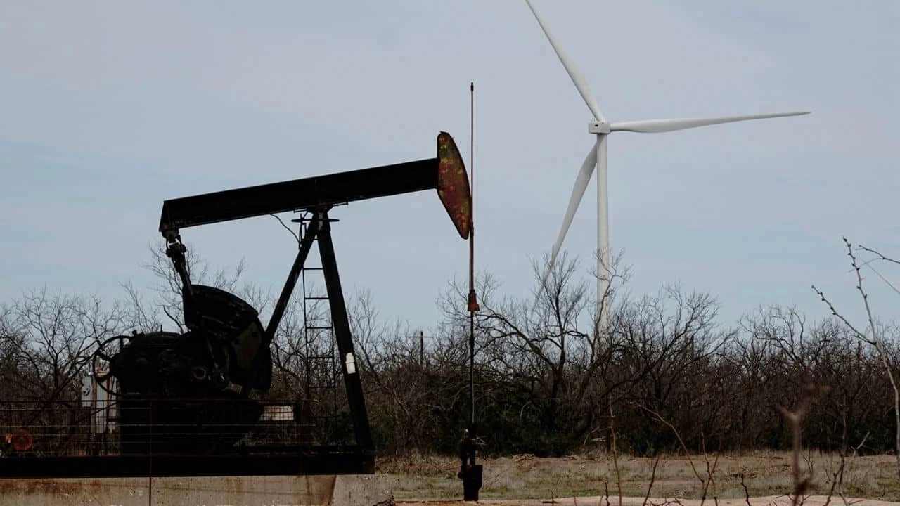 МЭА улучшило прогноз по росту спроса на нефть в этом году, но он все еще ниже результата 2023 года / Фото: Reuters/Bing Guan