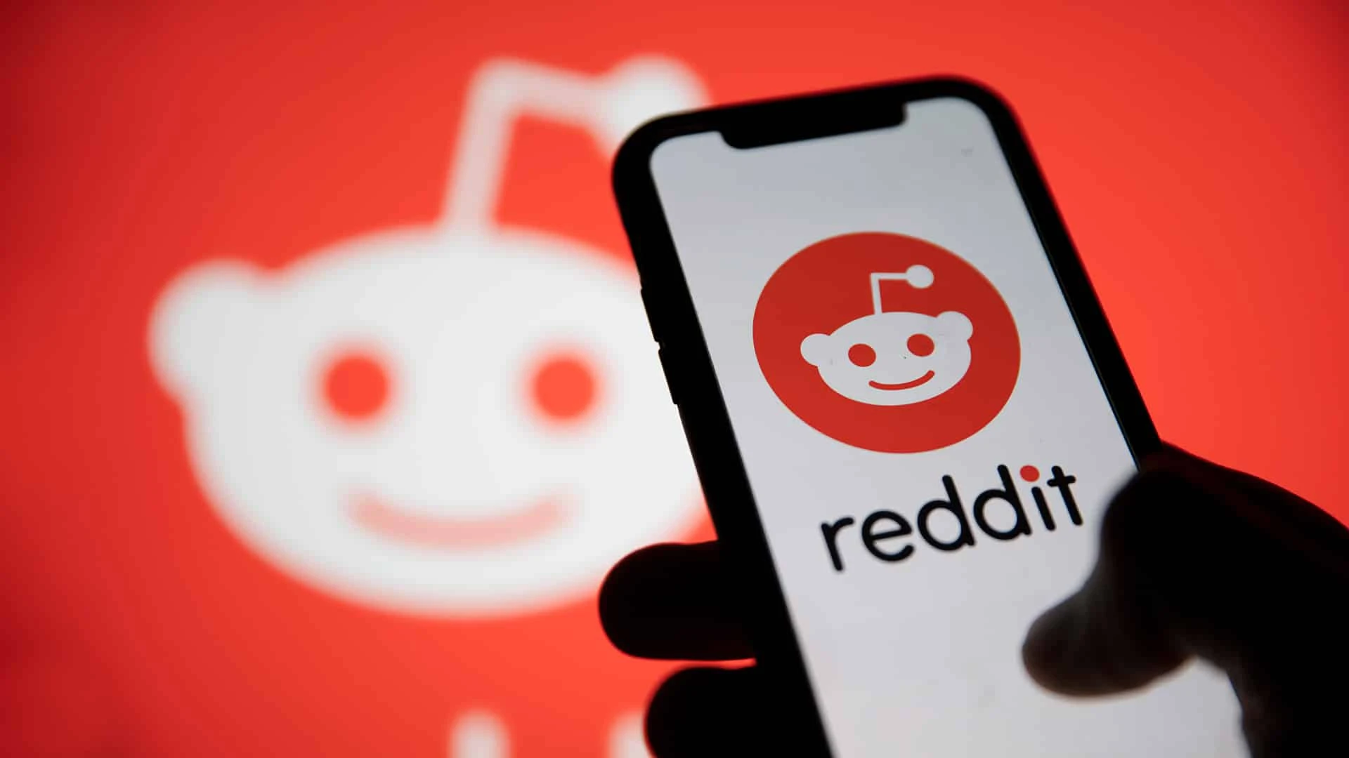 В 2021 году Reddit привлек $1,3 млрд при оценке компании $10 млрд. В 2024 году стоимость всей компании составляет $6,5 млрд. Фото: Shutterstock.