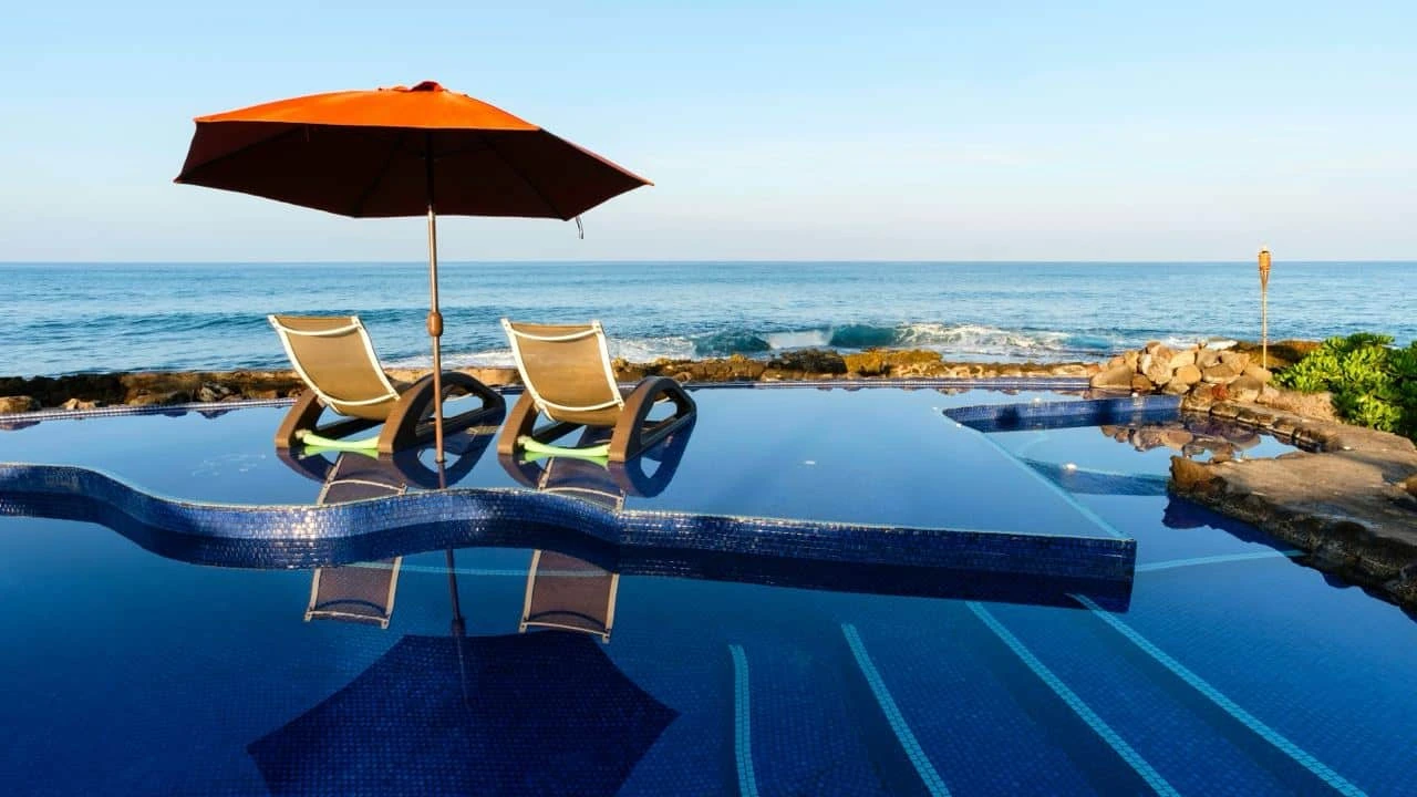 Одна из компаний-владельцев отелей опередила по росту шесть компаний из «великолепной семерки» / Фото: Unsplash/Brandon Kawamura