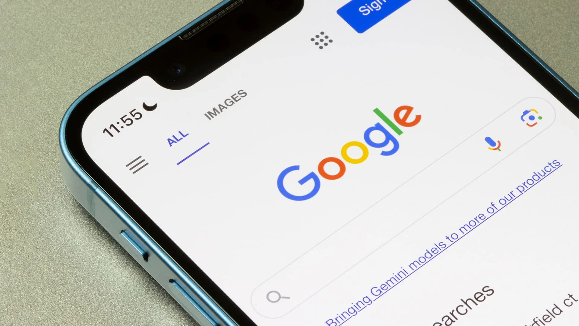 Apple ведет переговоры с Google об использовании в iPhone ИИ-модели Gemini / Фото: shutterstock