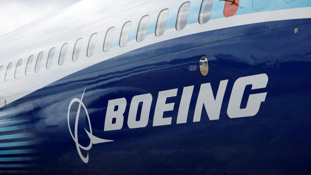 Boeing анонсировал отставку гендиректора и объявил о смене председателя совета директоров и главы подразделения коммерческих самолетов / Фото: Reuters/Peter Cziborra